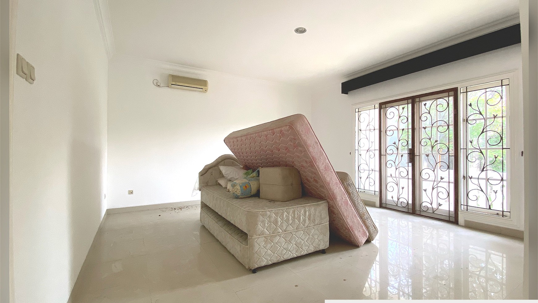 Rumah Besar dengan Halaman Luas di Kota Wisata, Cibubur