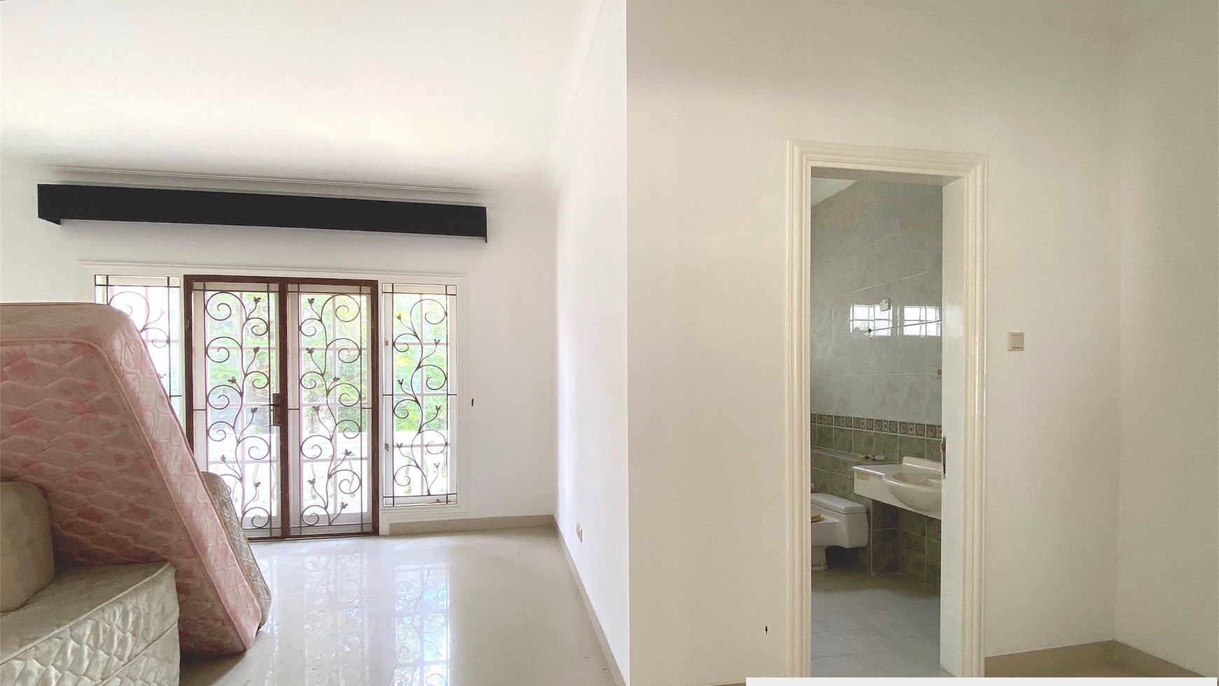 Rumah Besar dengan Halaman Luas di Kota Wisata, Cibubur