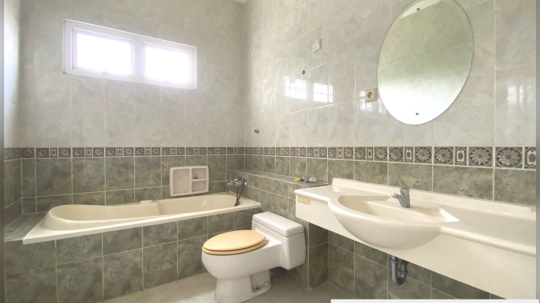 Rumah Besar dengan Halaman Luas di Kota Wisata, Cibubur