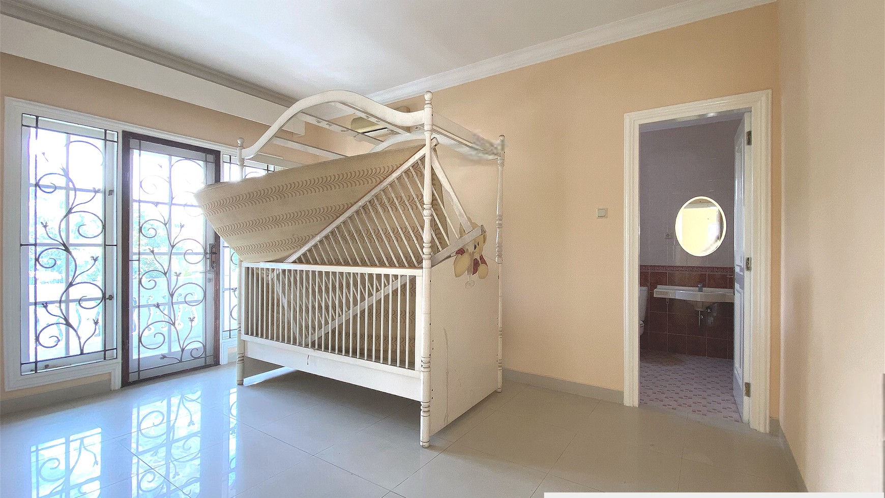 Rumah Besar dengan Halaman Luas di Kota Wisata, Cibubur