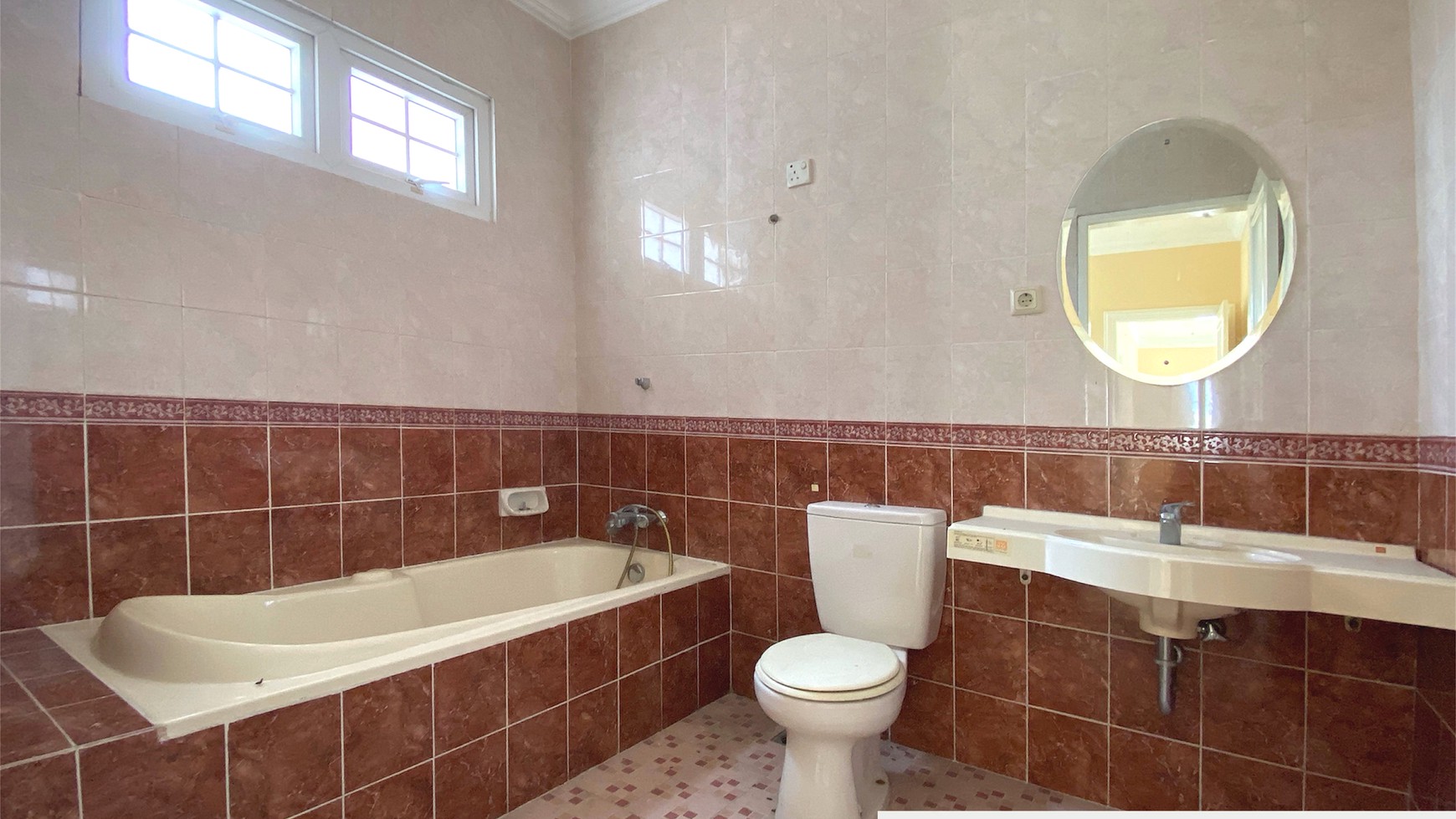 Rumah Besar dengan Halaman Luas di Kota Wisata, Cibubur