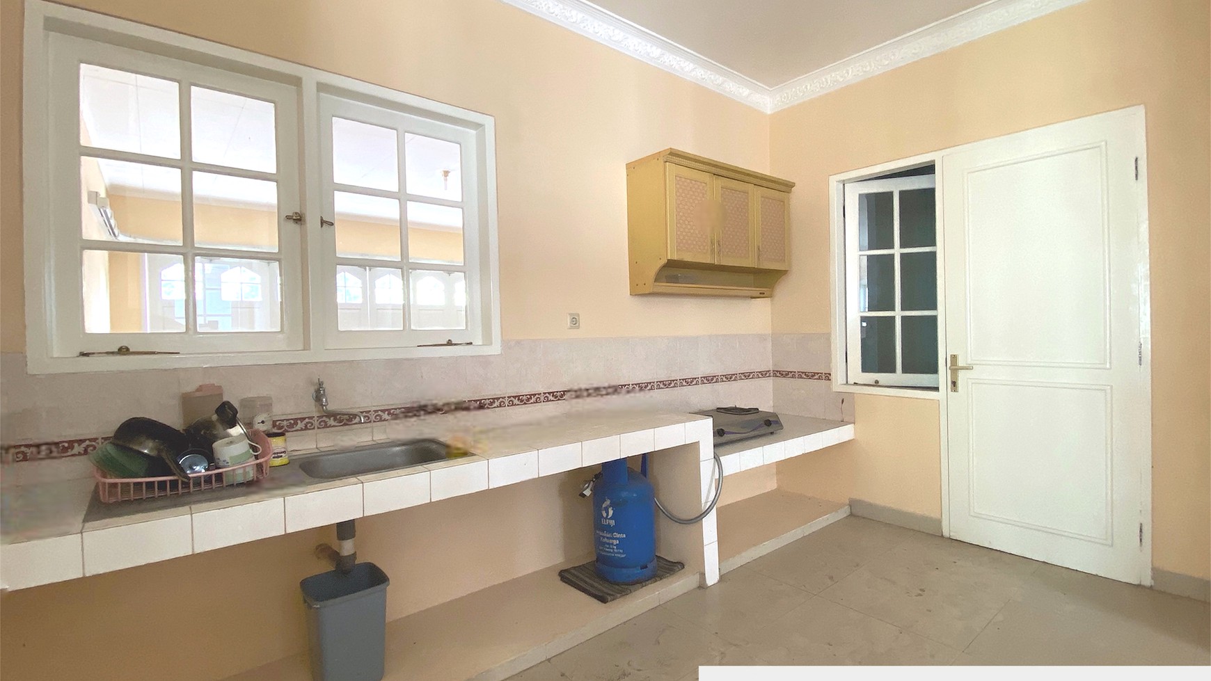 Rumah Besar dengan Halaman Luas di Kota Wisata, Cibubur