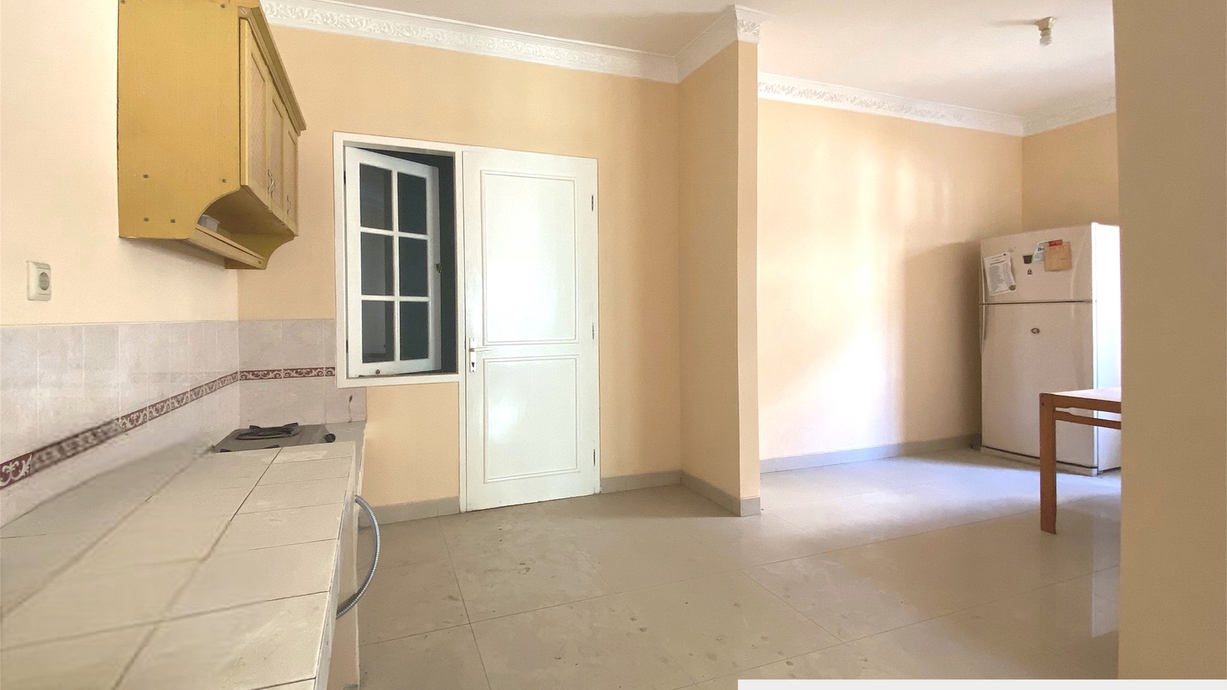 Rumah Besar dengan Halaman Luas di Kota Wisata, Cibubur