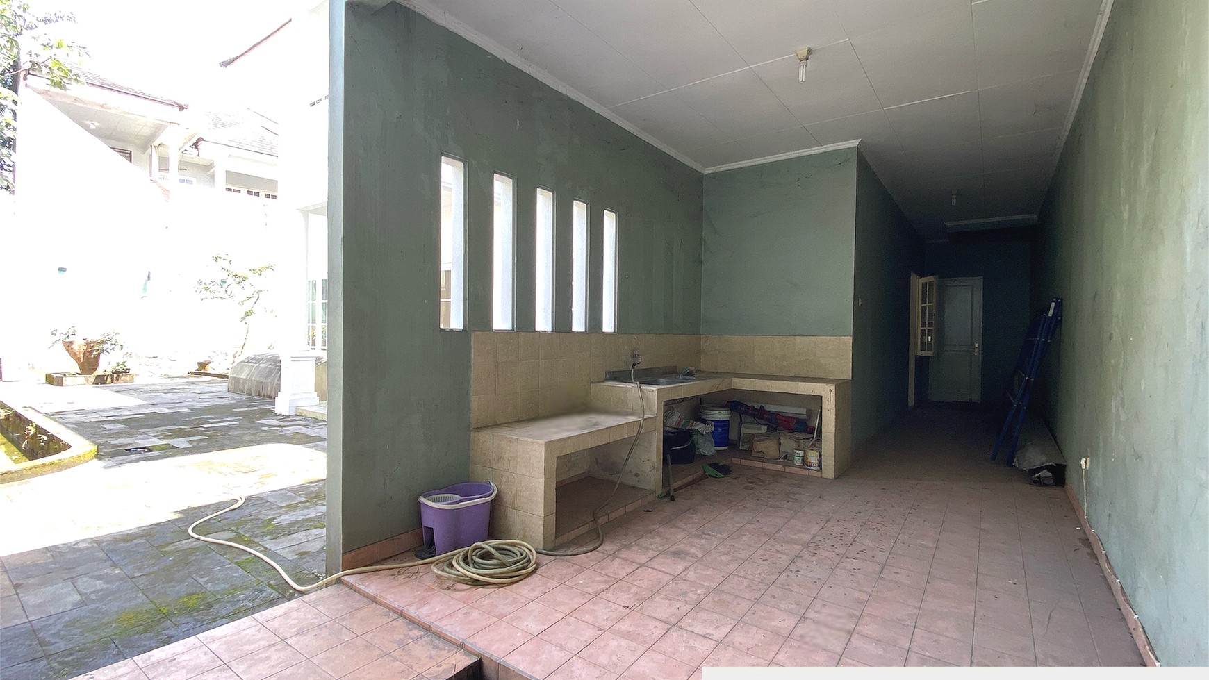 Rumah Besar dengan Halaman Luas di Kota Wisata, Cibubur