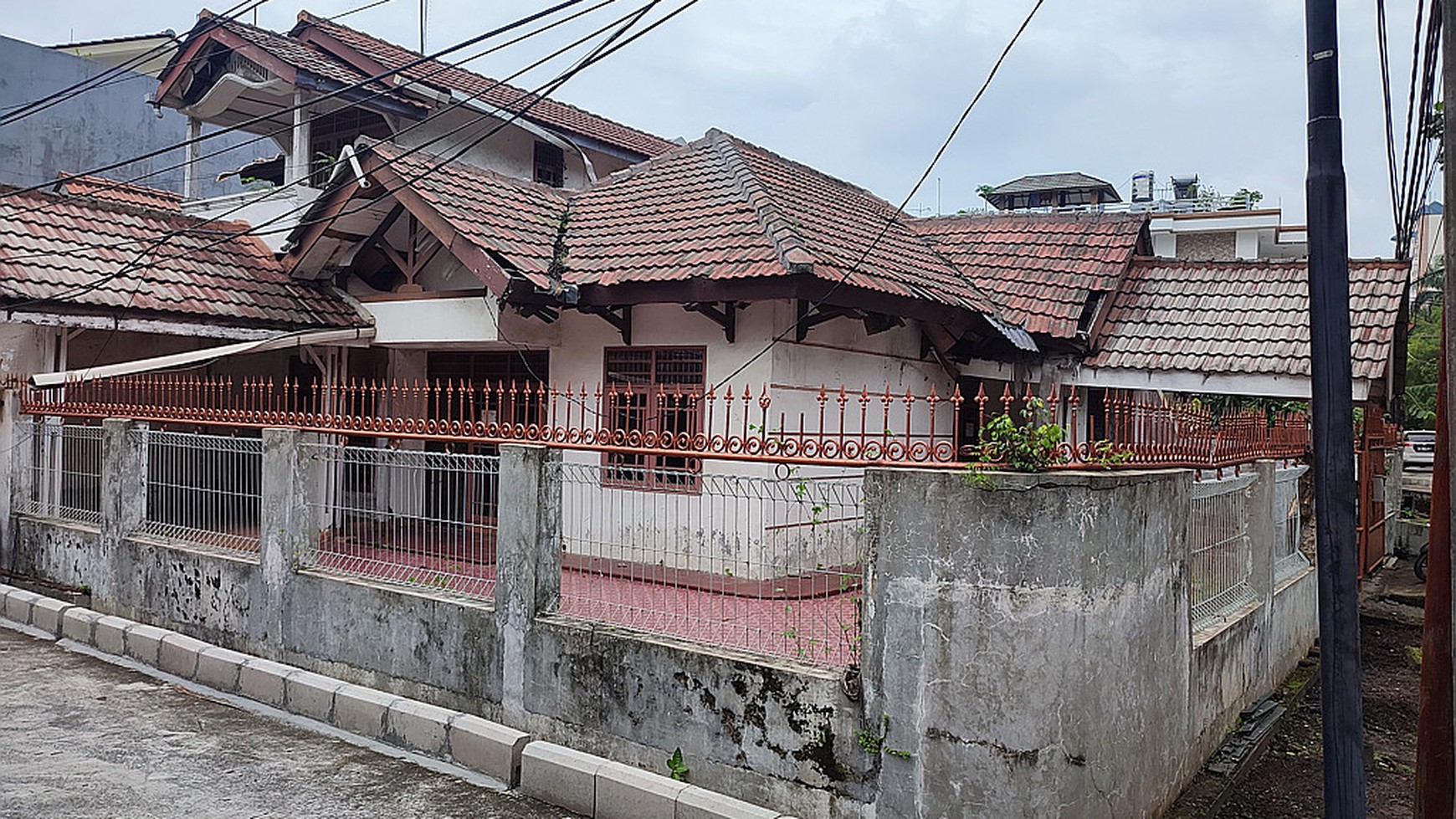 Rumah Tua Hoek Hitung Tanah di Puspa Gading Kelapa Gading Jakarta Utara