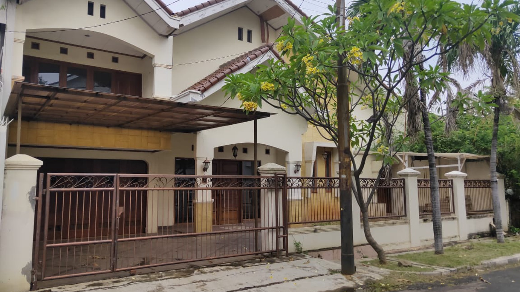 Rumah 2 lantai masih layak huni di Pulo Mas Jakarta Timur