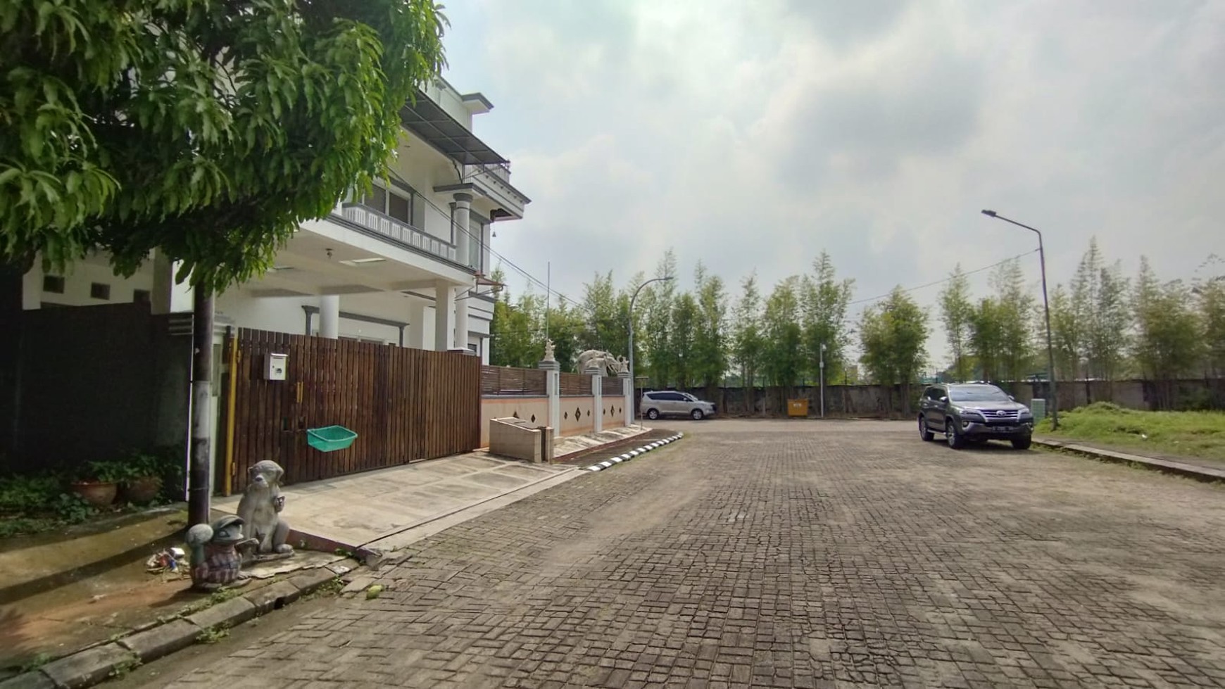 Rumah Hoek  mewah 2 lantai , Lokasi Ok di Kelapa Gading Jakarta Utara