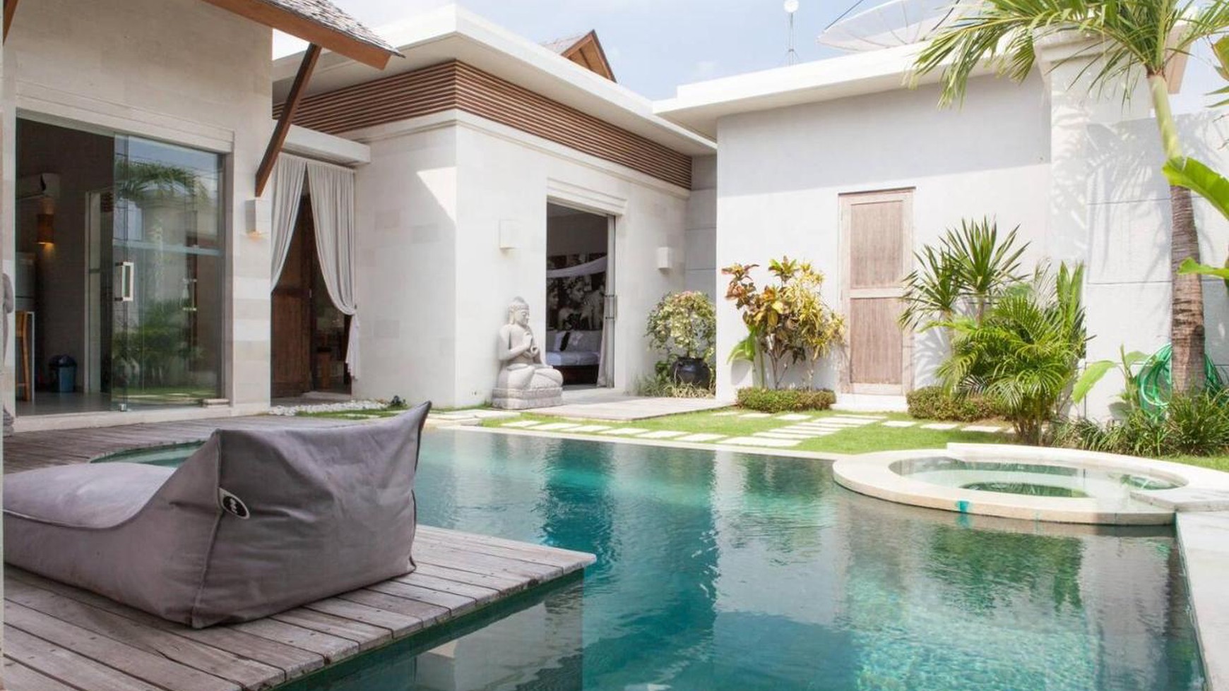 Leasehold - Beautiful Tropical 3 Bedroom Villa in the Heart of Seminyak