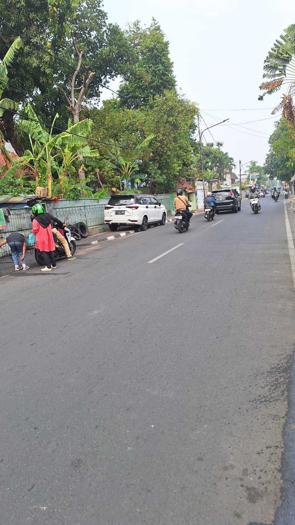 Rumah 1,5 lantai, lokasi strategis cocok untuk usaha di Jatinegara 