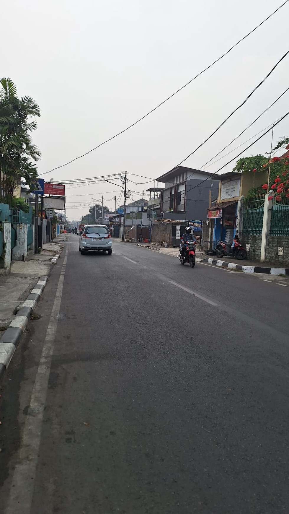 Rumah 1,5 lantai, lokasi strategis cocok untuk usaha di Jatinegara 