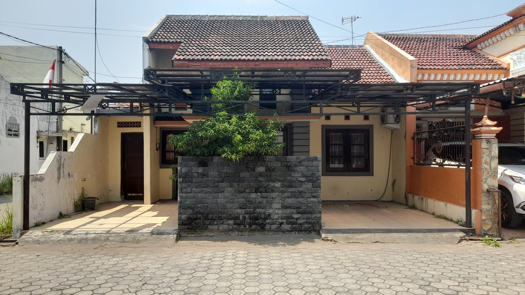 Rumah di dalam perumahan Jombang Kota dua carport