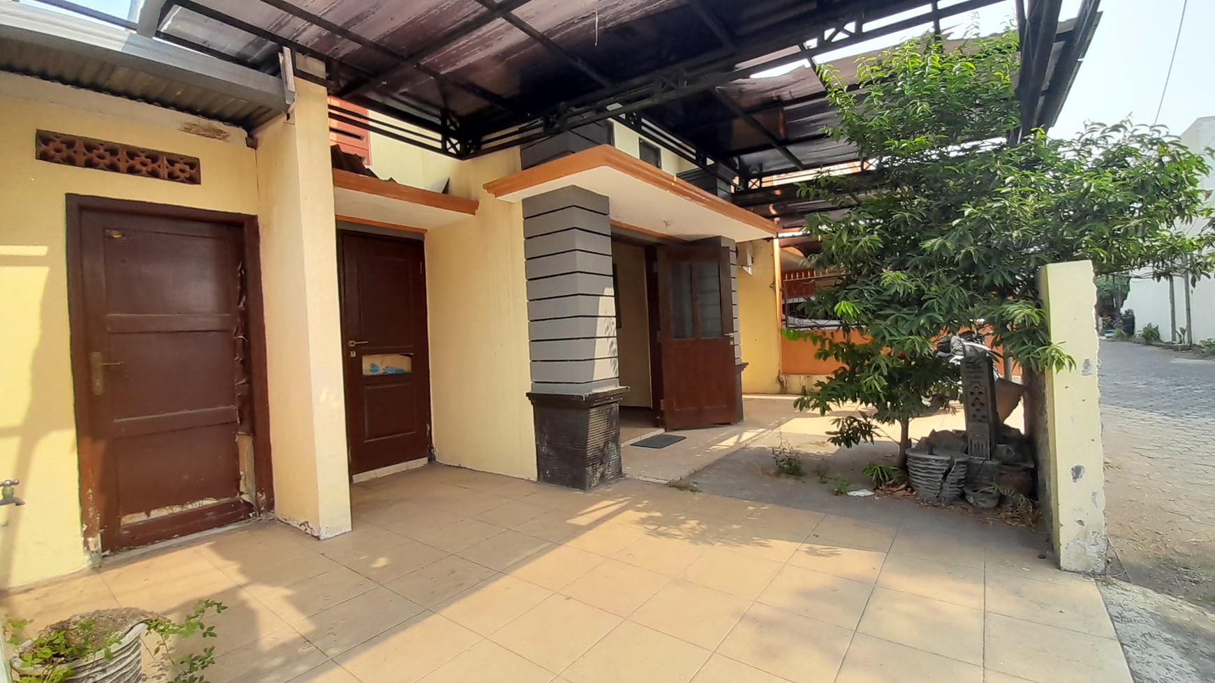 Rumah di dalam perumahan Jombang Kota dua carport