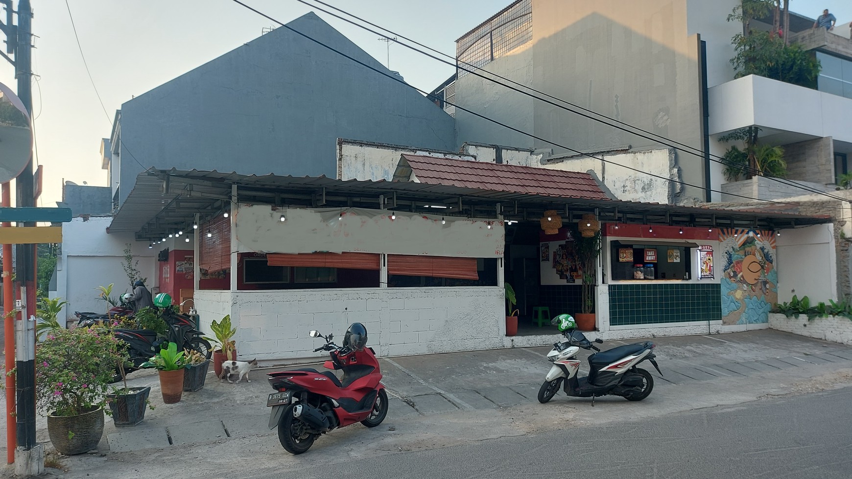 Rumah hoek cocok usaha jalan besar di Kelapa Molek Raya Kelapa Gading