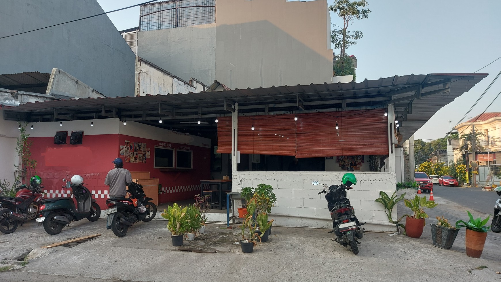 Rumah hoek cocok usaha jalan besar di Kelapa Molek Raya Kelapa Gading