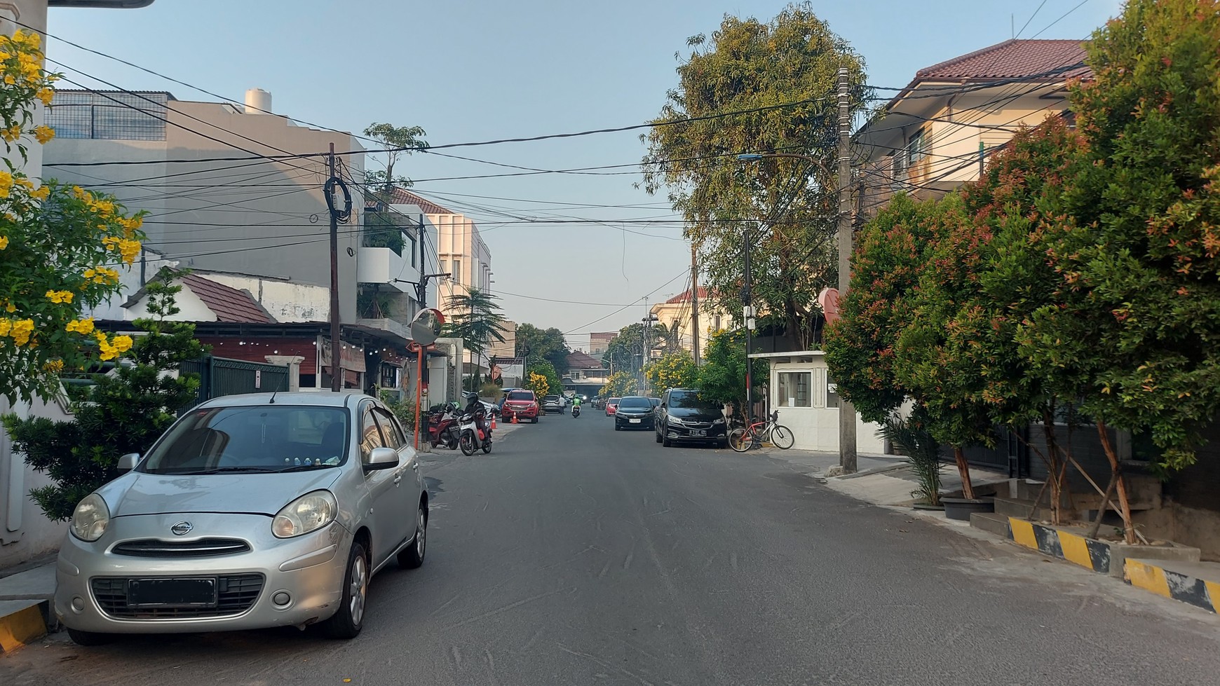Rumah hoek cocok usaha jalan besar di Kelapa Molek Raya Kelapa Gading