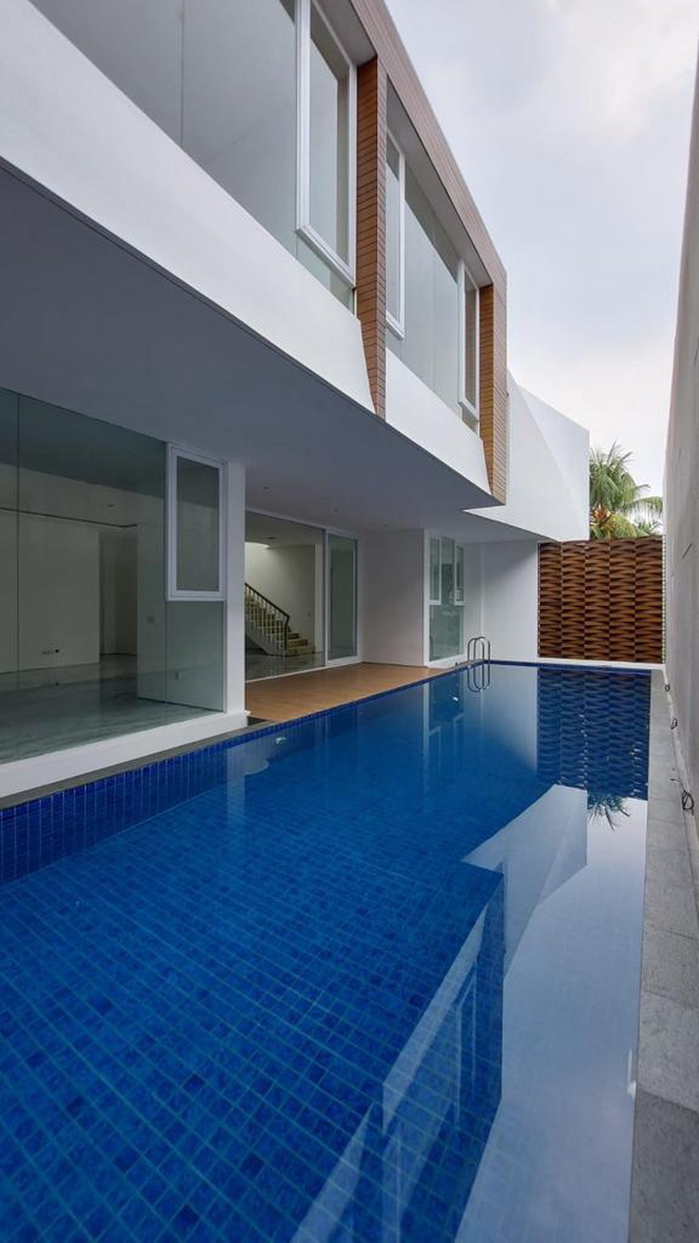 Rumah Brand New, Luxury dengan Private Swimming Poll di  Kawasan Elite