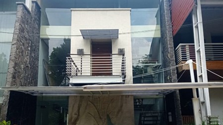 Rumah Tengah Kota di Town House Beverly Hills cocok untuk kantor atau rumah tinggal