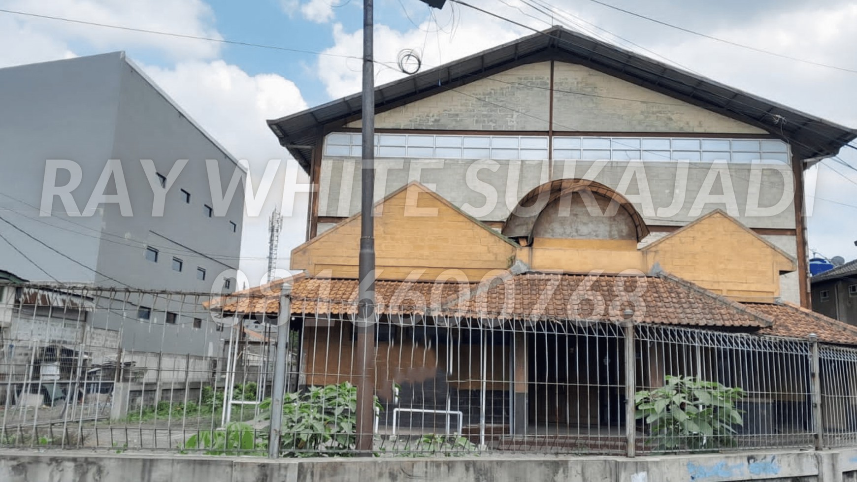 DIJUAL Rumah + GOR Sayap BKR (Hitung Tanah Saja)