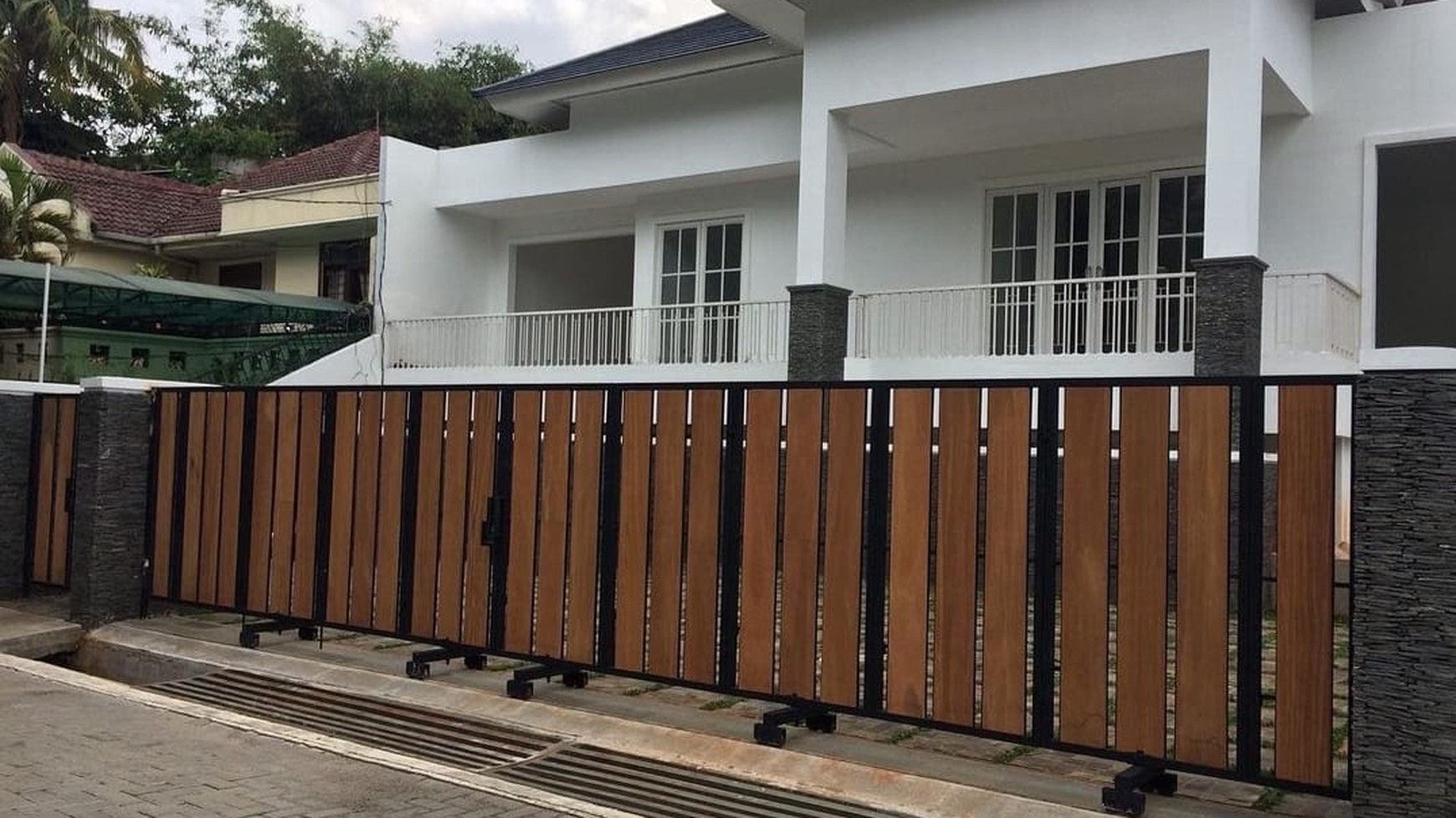 Rumah Luxury, Asri, Bagus lingkungan aman dan nyaman dengan Private Swimming Pool di Kemang