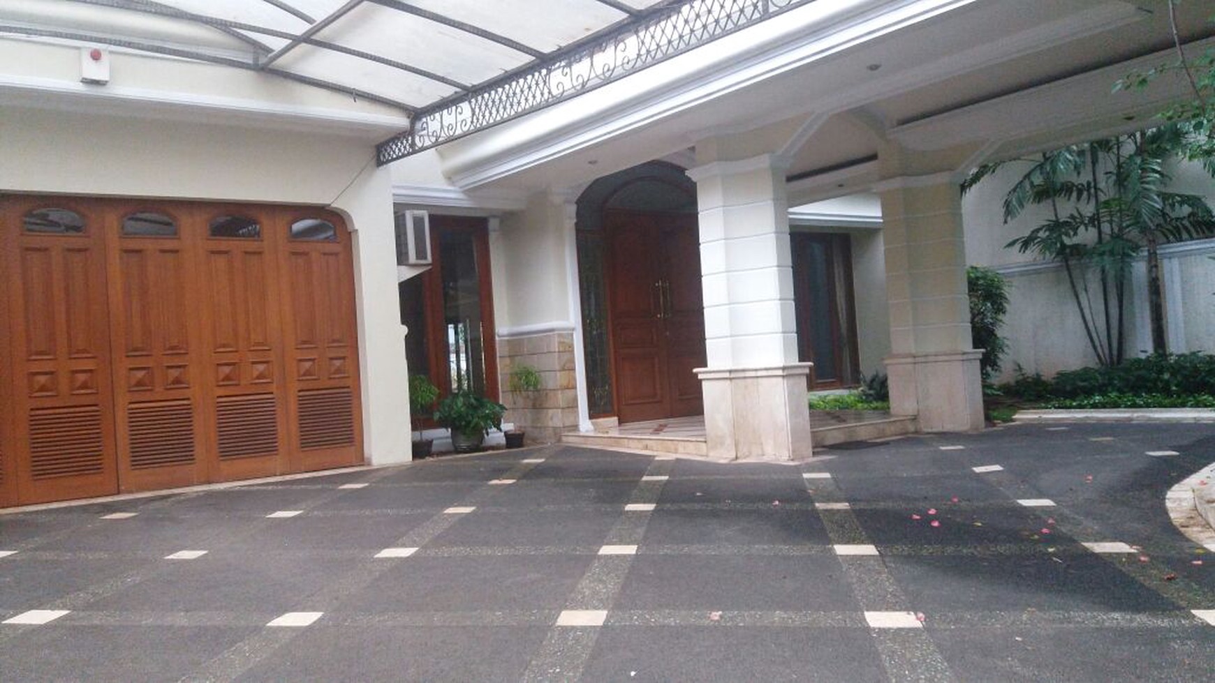 Disewakan rumah 2 lantai Kemang Timur