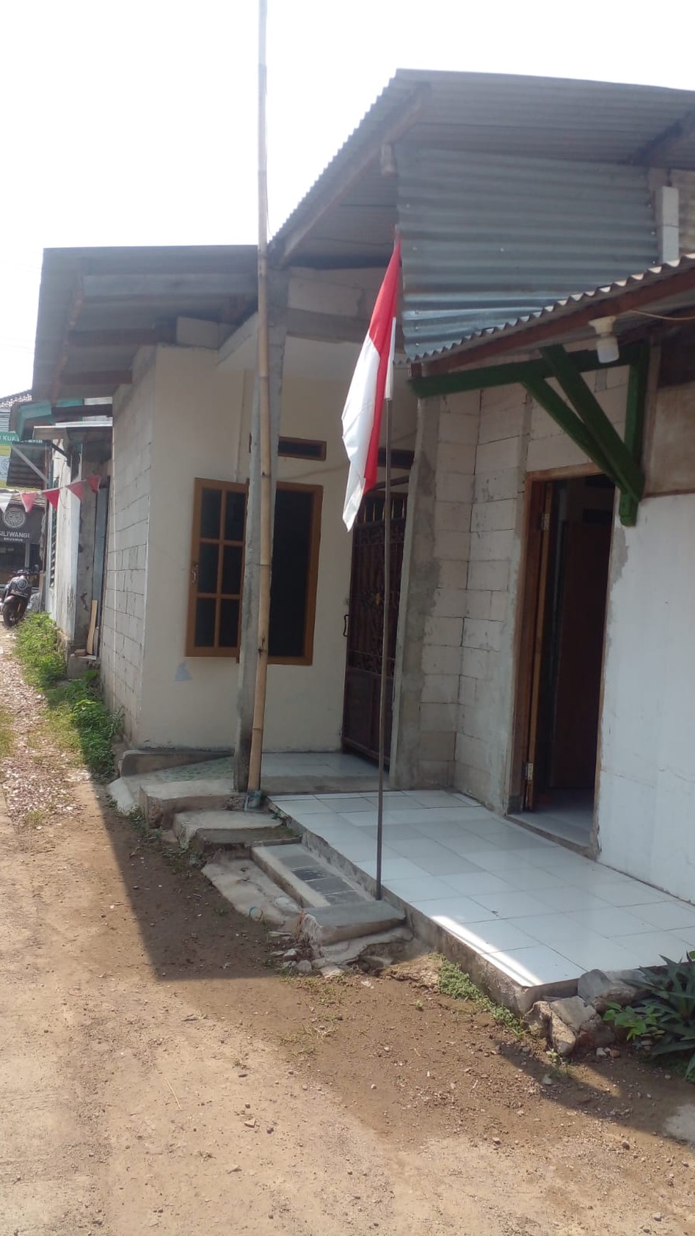 RUKO DAN RUMAH HARGA TERJANGKAU DI LOKASI STRATEGIS PINGGIR JALAN DAERAH TELUK JAMBE KARAWANG BARAT 