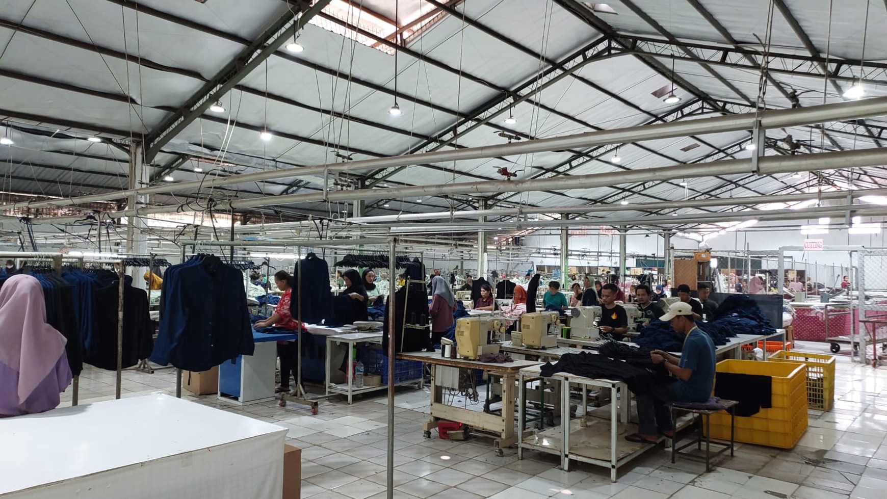 PABRIK GARMENT MASIH BEROPERASI DI GN SINDUR