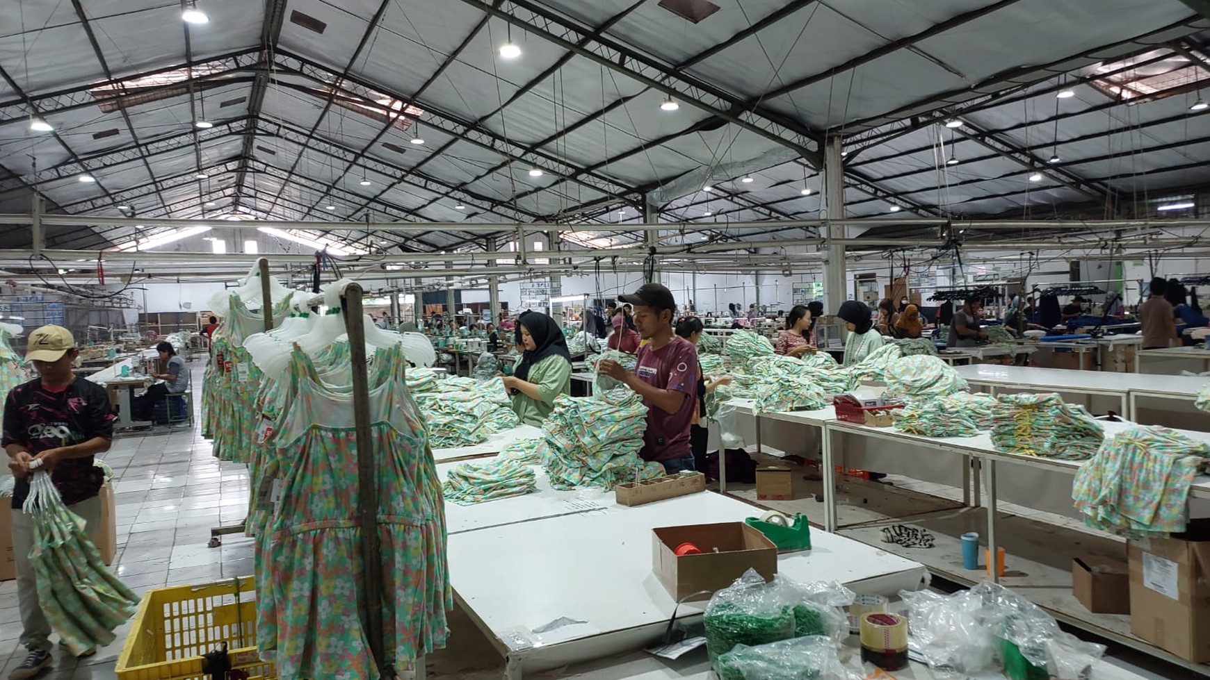 PABRIK GARMENT MASIH BEROPERASI DI GN SINDUR