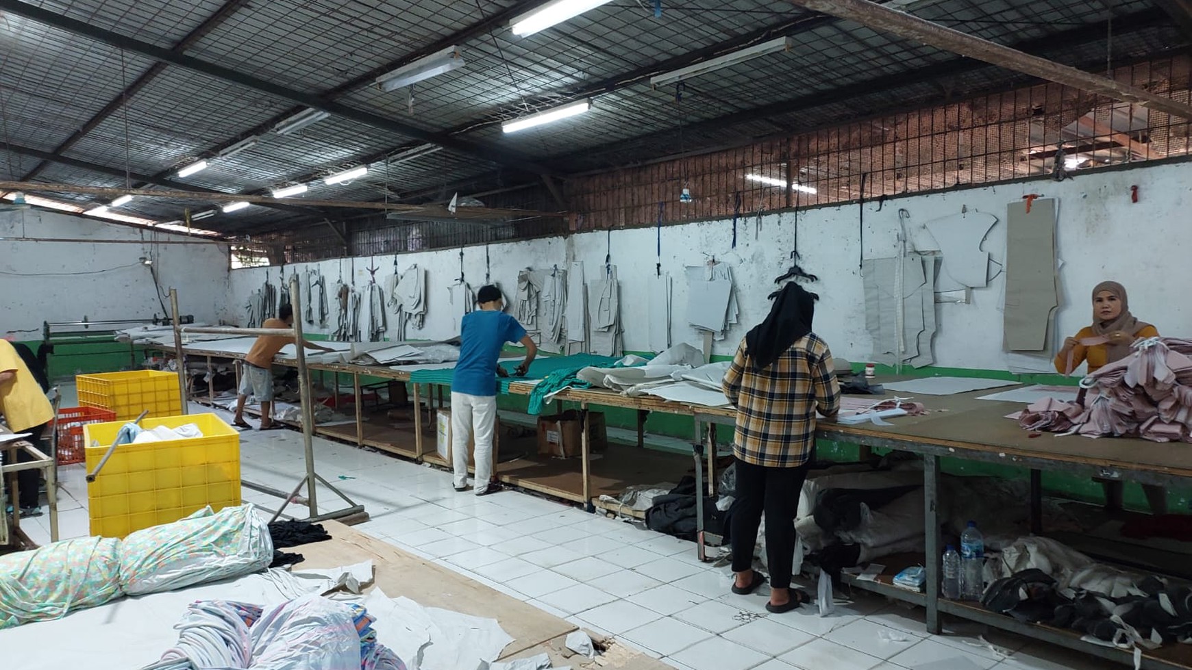 PABRIK GARMENT MASIH BEROPERASI DI GN SINDUR