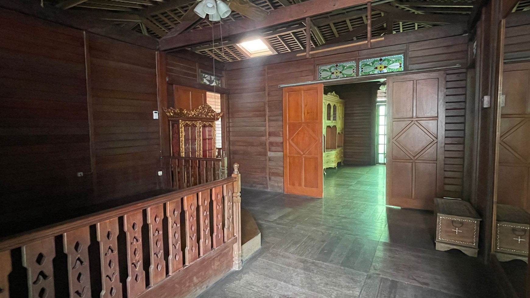 Rumah Unik Artistik Kayu  Merbau , Cozy, Homy - 2 Lantai di Jl. Jambore Cibubur 