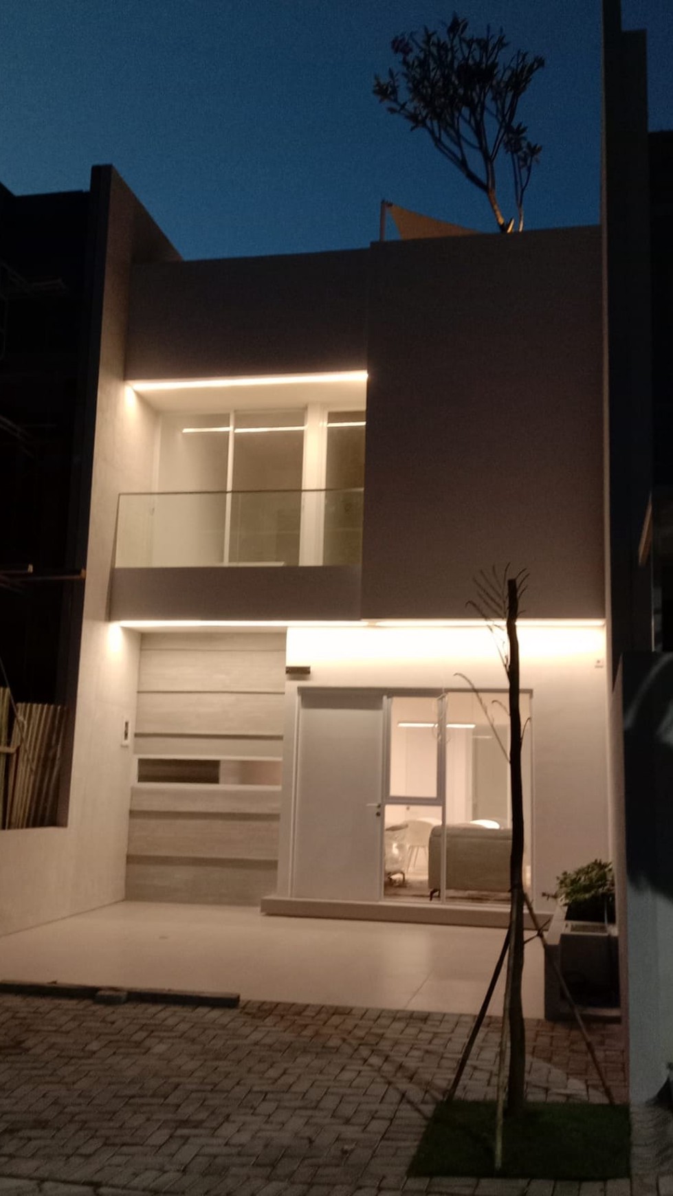 Rumah Modern Minimalis Cocok Untuk Milenial dengan Rooftop Area Citraland Surabaya