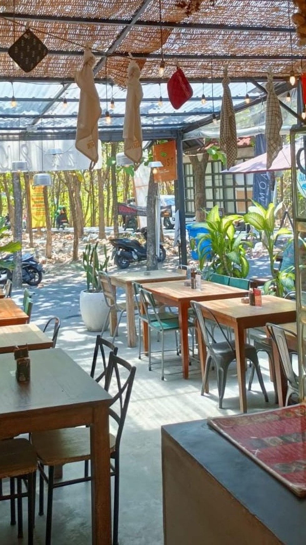 For Sale Leasehold - Italian pizzeria on the shortcut busy main street of Canggu