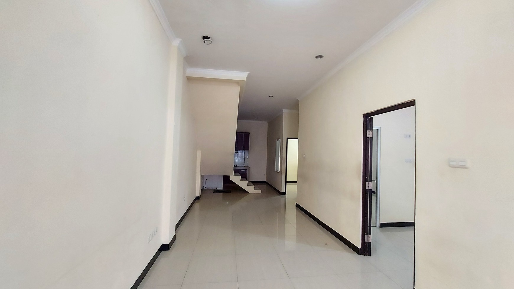 Rumah Kelapa Hibrida, Kelapa Gading Luas 6x15m2