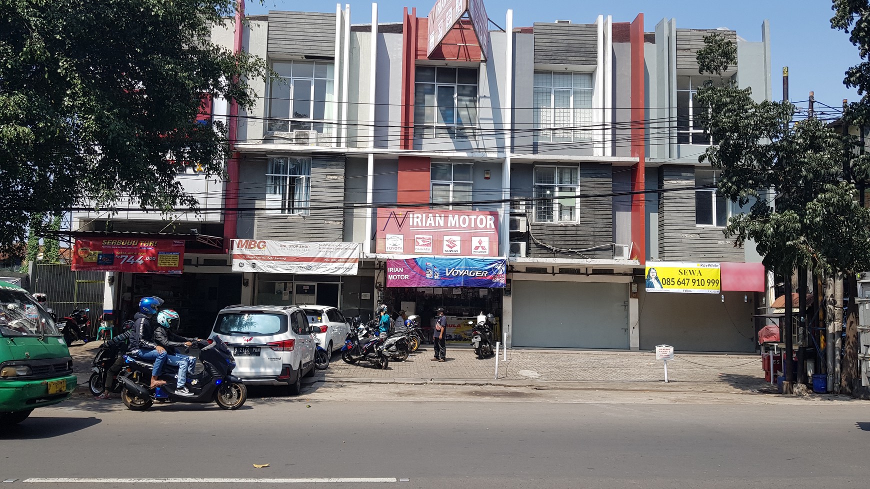 Murah! Ruko 3 Lantai Dekat Gateway Apartemen Cicadas Ahmad Yani