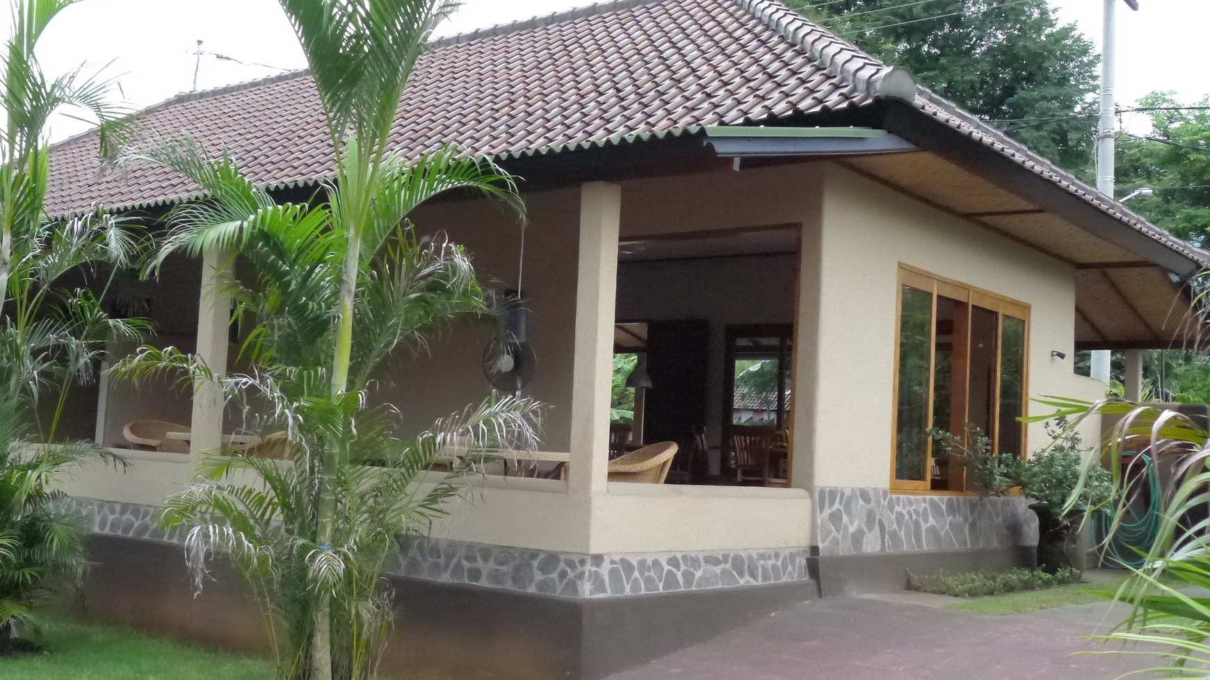 RESTAURANT AND HOUSE FOR SALE IN PEMUTERAN