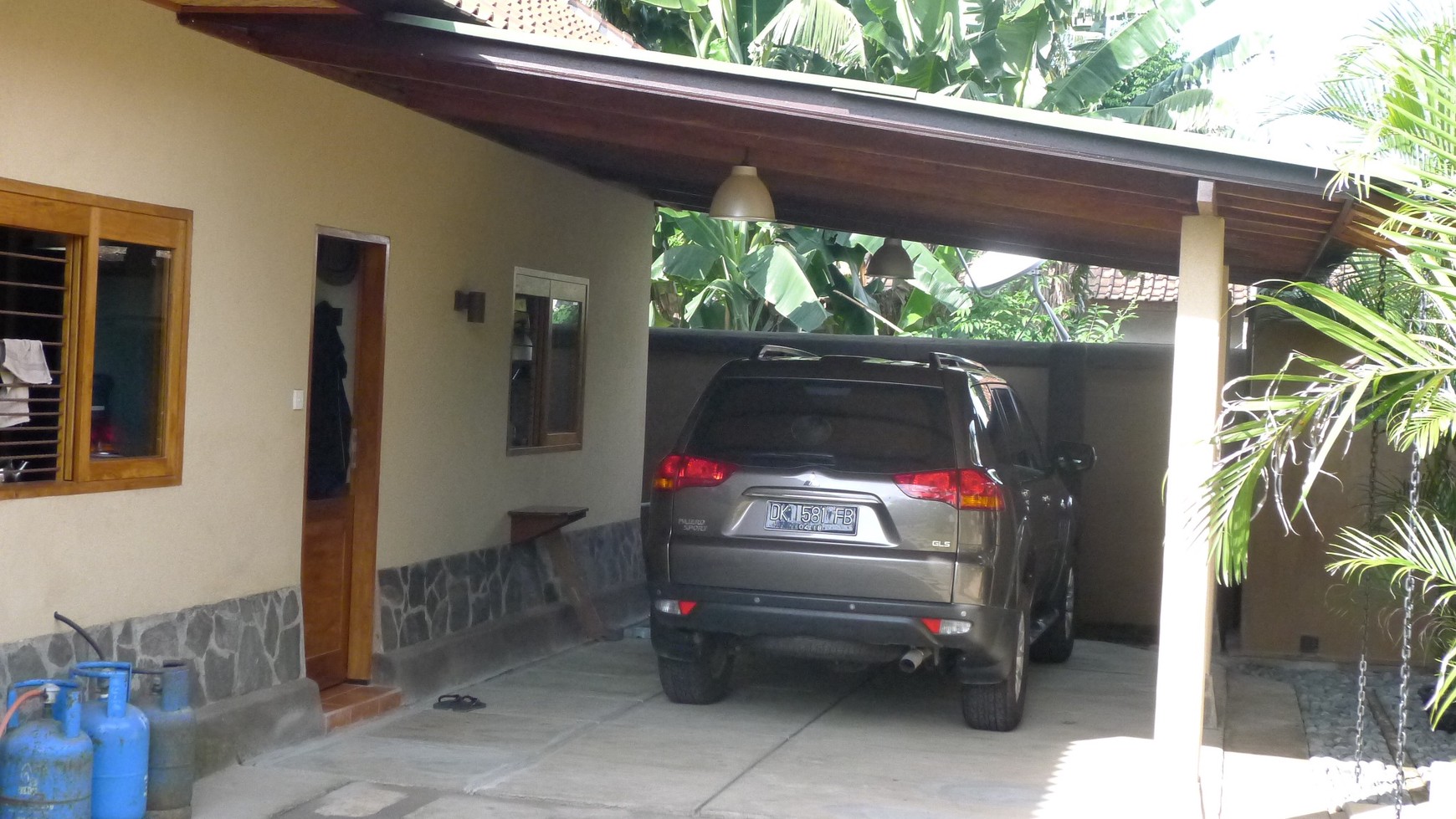 RESTAURANT AND HOUSE FOR SALE IN PEMUTERAN