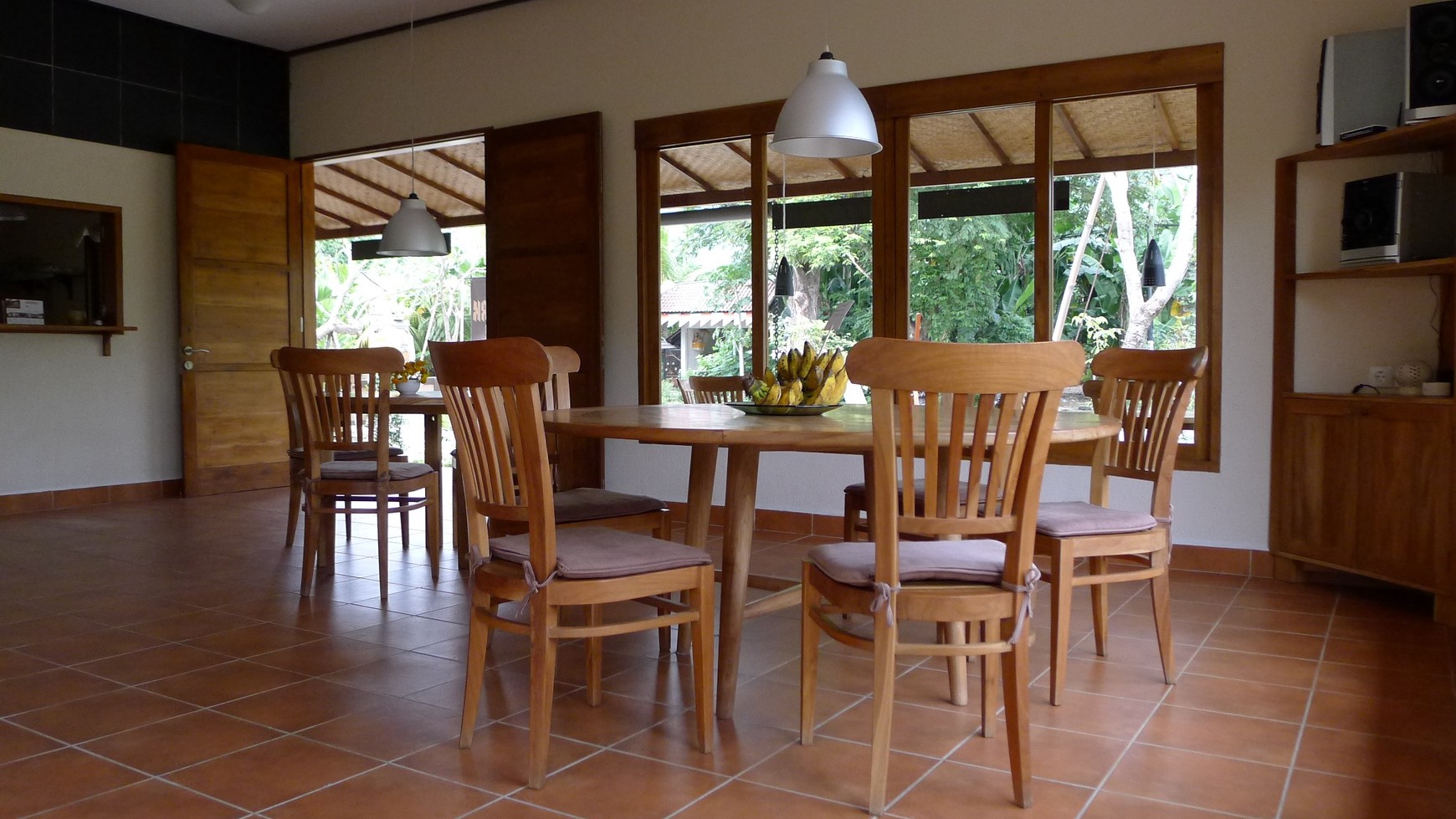 RESTAURANT AND HOUSE FOR SALE IN PEMUTERAN