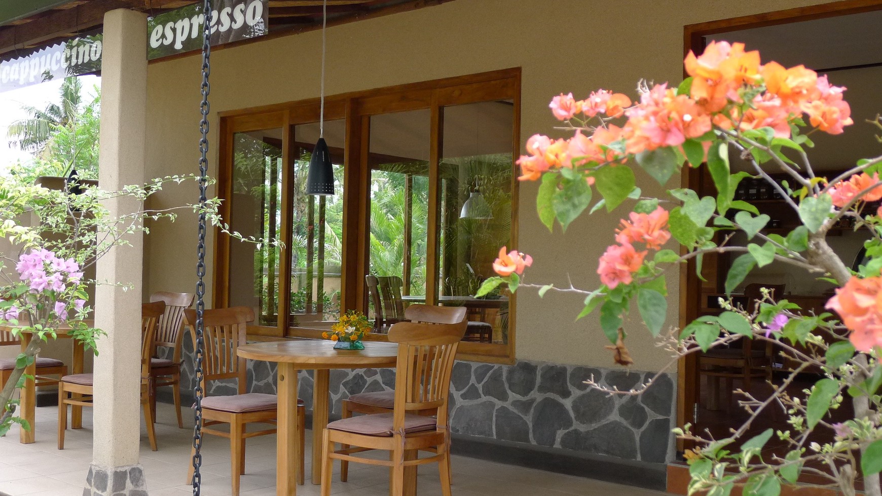 RESTAURANT AND HOUSE FOR SALE IN PEMUTERAN