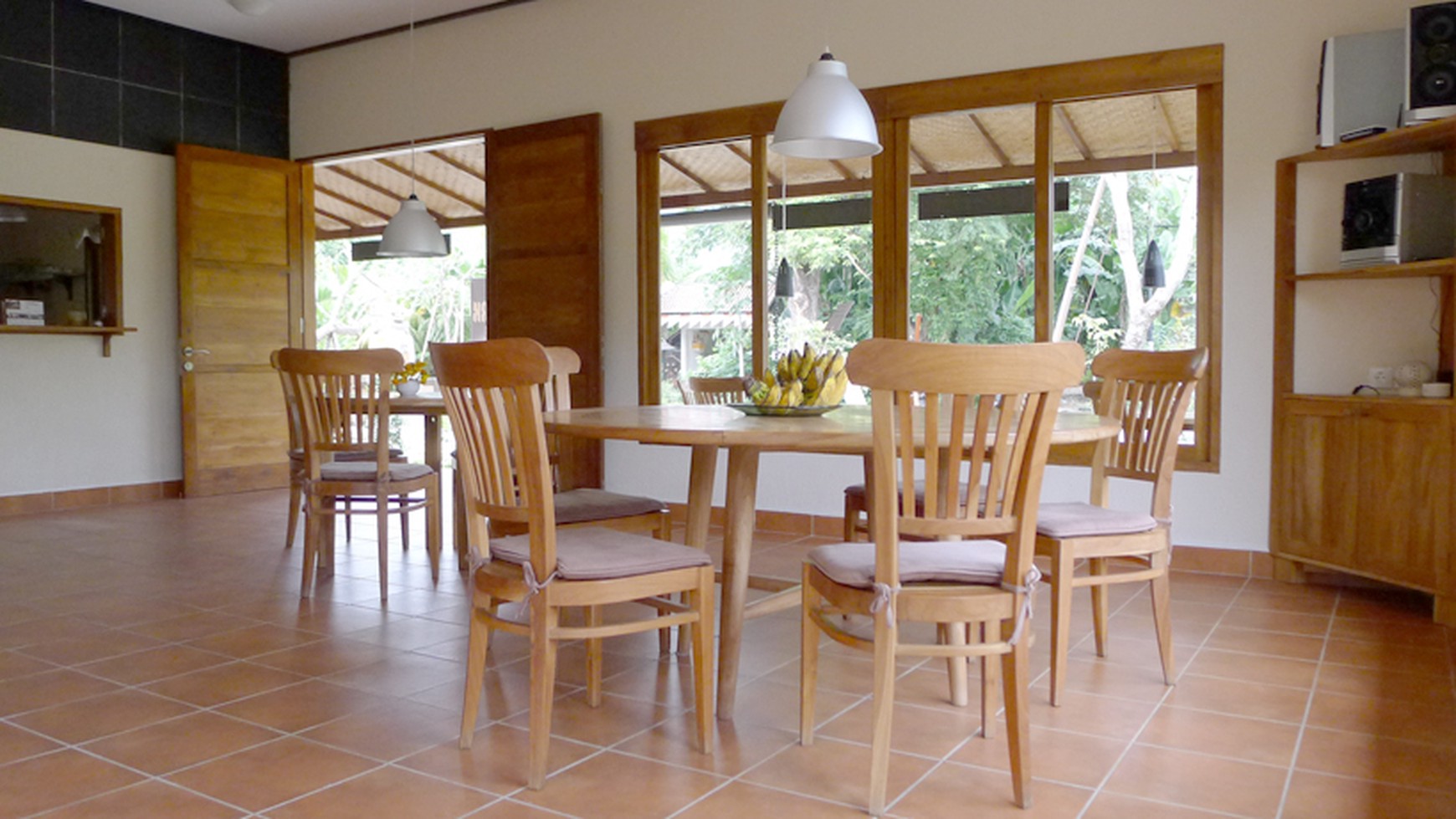 RESTAURANT AND HOUSE FOR SALE IN PEMUTERAN