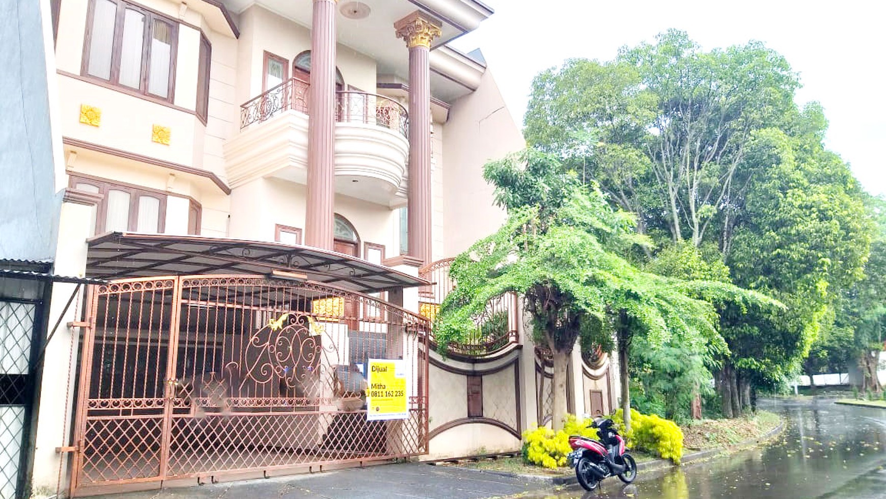 Rumah dalam cluster dengan Pool, mewah dgn pilar besar ala classic di Komplek Bukit Mas