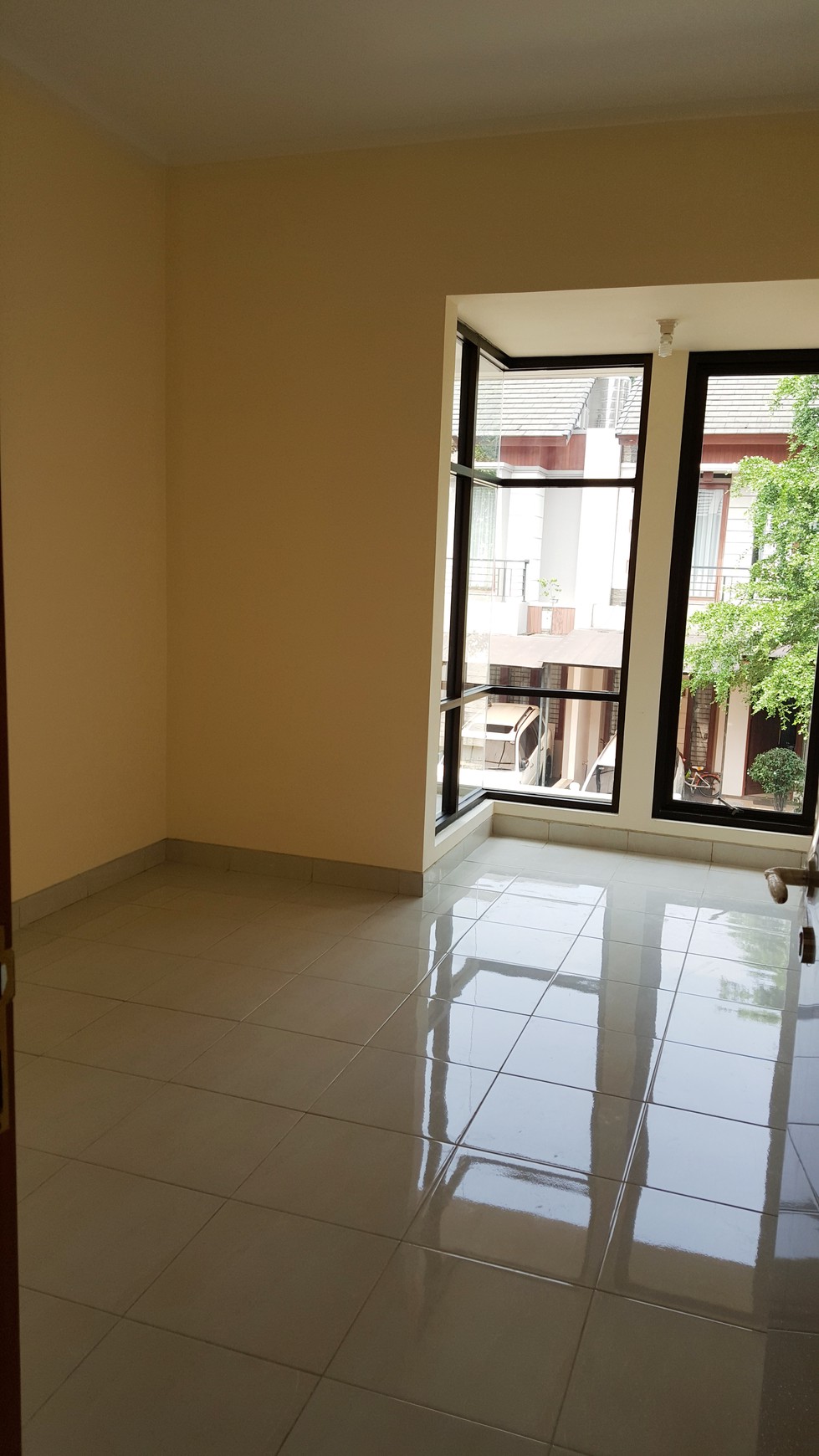 Rumah Bagus Di Cluster Emerald Terrace Bintaro Sektor 9.