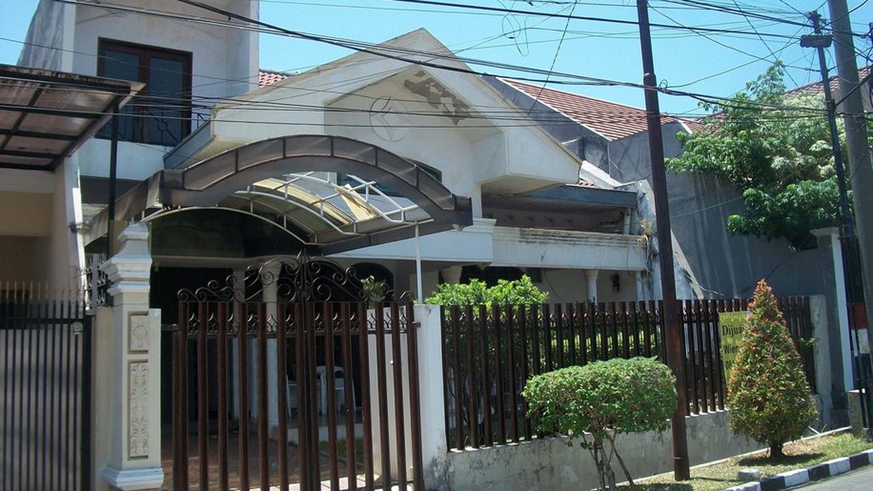 Rumah di Darmo Permai Selatan Surabaya Barat, Bagus + Terawat