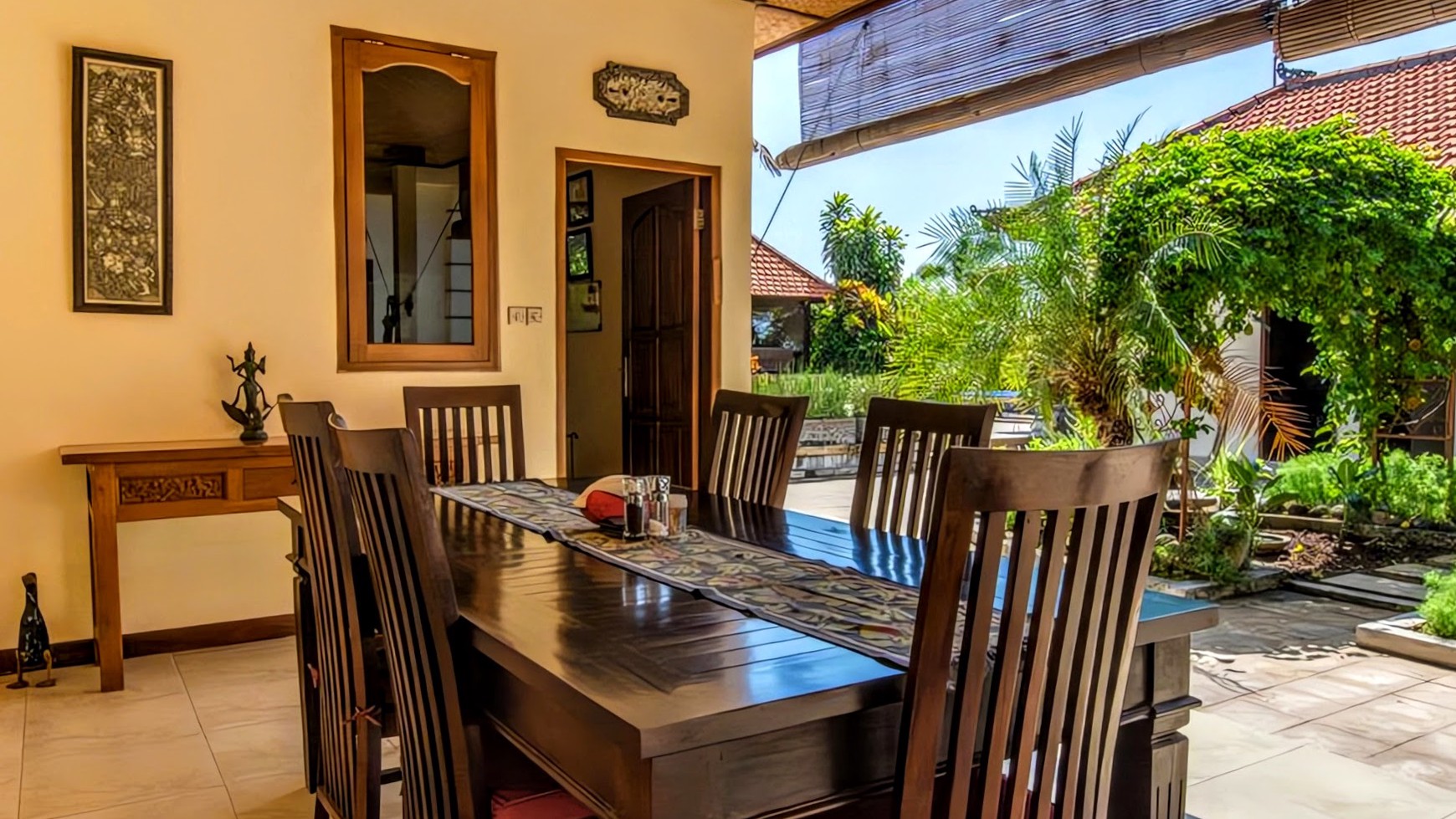 A BEAUTIFUL FULLY FURNISHED VILLA IN AN ESTABLISHED GARDEN WITH ABSOLUTE BEACH FRONTAGE