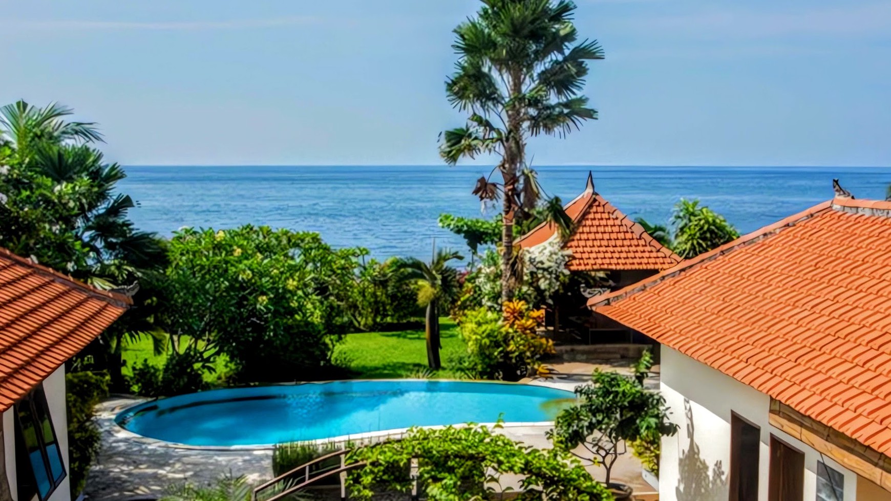 A BEAUTIFUL FULLY FURNISHED VILLA IN AN ESTABLISHED GARDEN WITH ABSOLUTE BEACH FRONTAGE