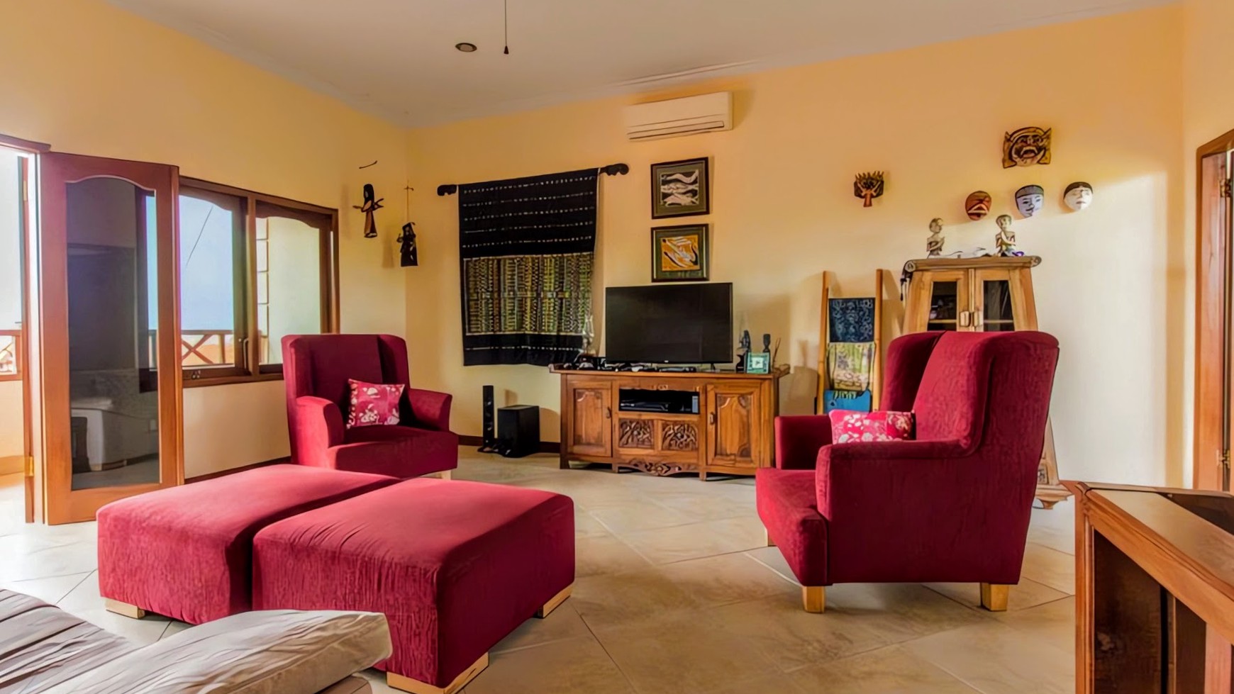 A BEAUTIFUL FULLY FURNISHED VILLA IN AN ESTABLISHED GARDEN WITH ABSOLUTE BEACH FRONTAGE