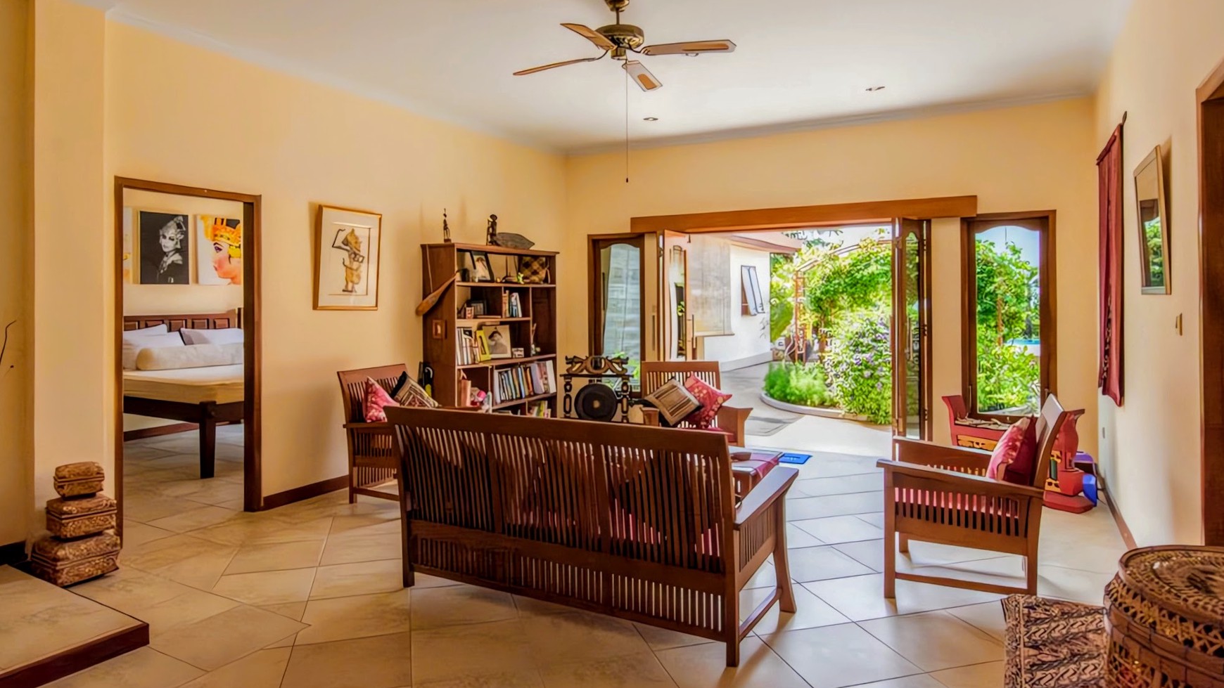 A BEAUTIFUL FULLY FURNISHED VILLA IN AN ESTABLISHED GARDEN WITH ABSOLUTE BEACH FRONTAGE