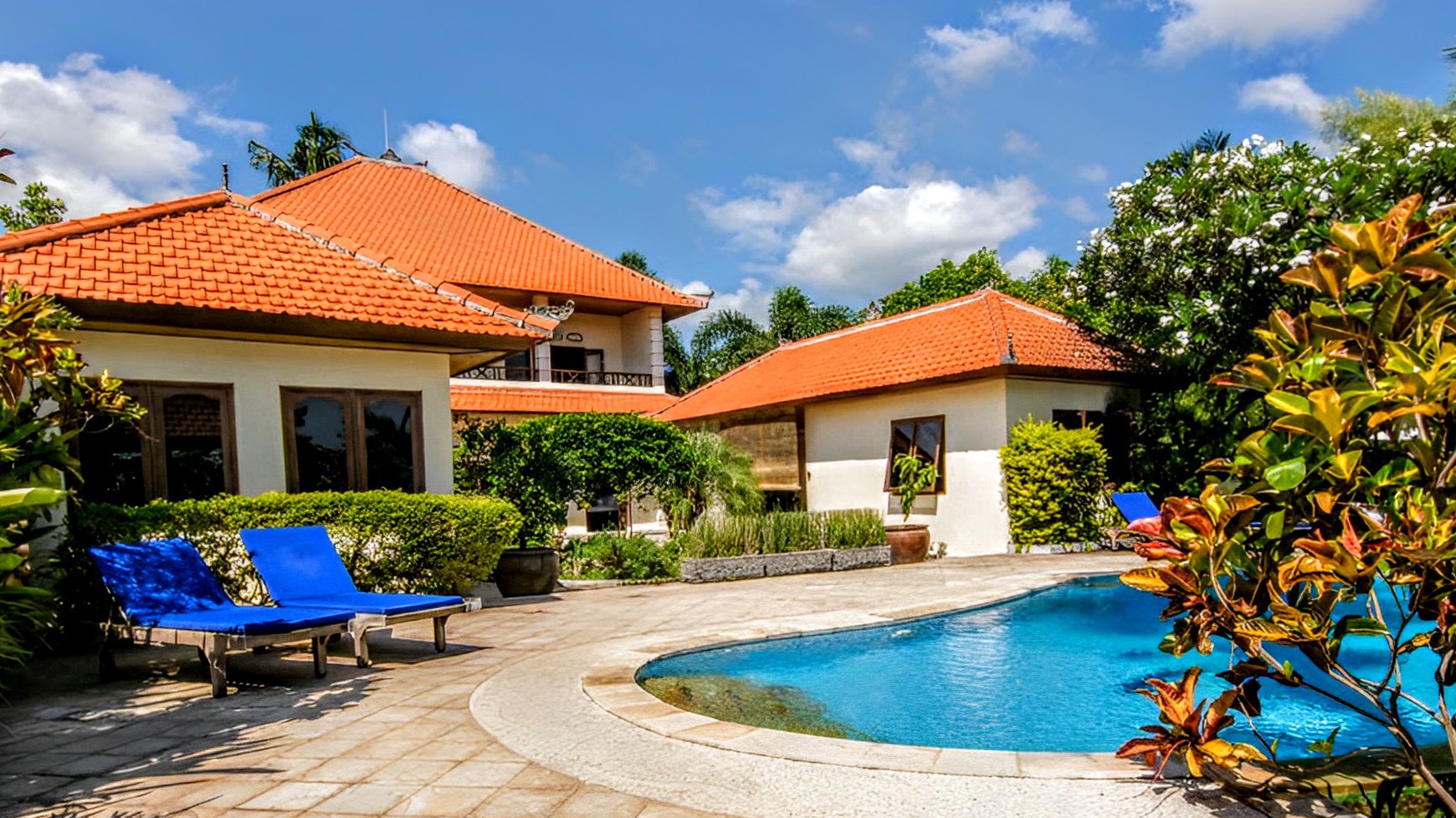 A BEAUTIFUL FULLY FURNISHED VILLA IN AN ESTABLISHED GARDEN WITH ABSOLUTE BEACH FRONTAGE