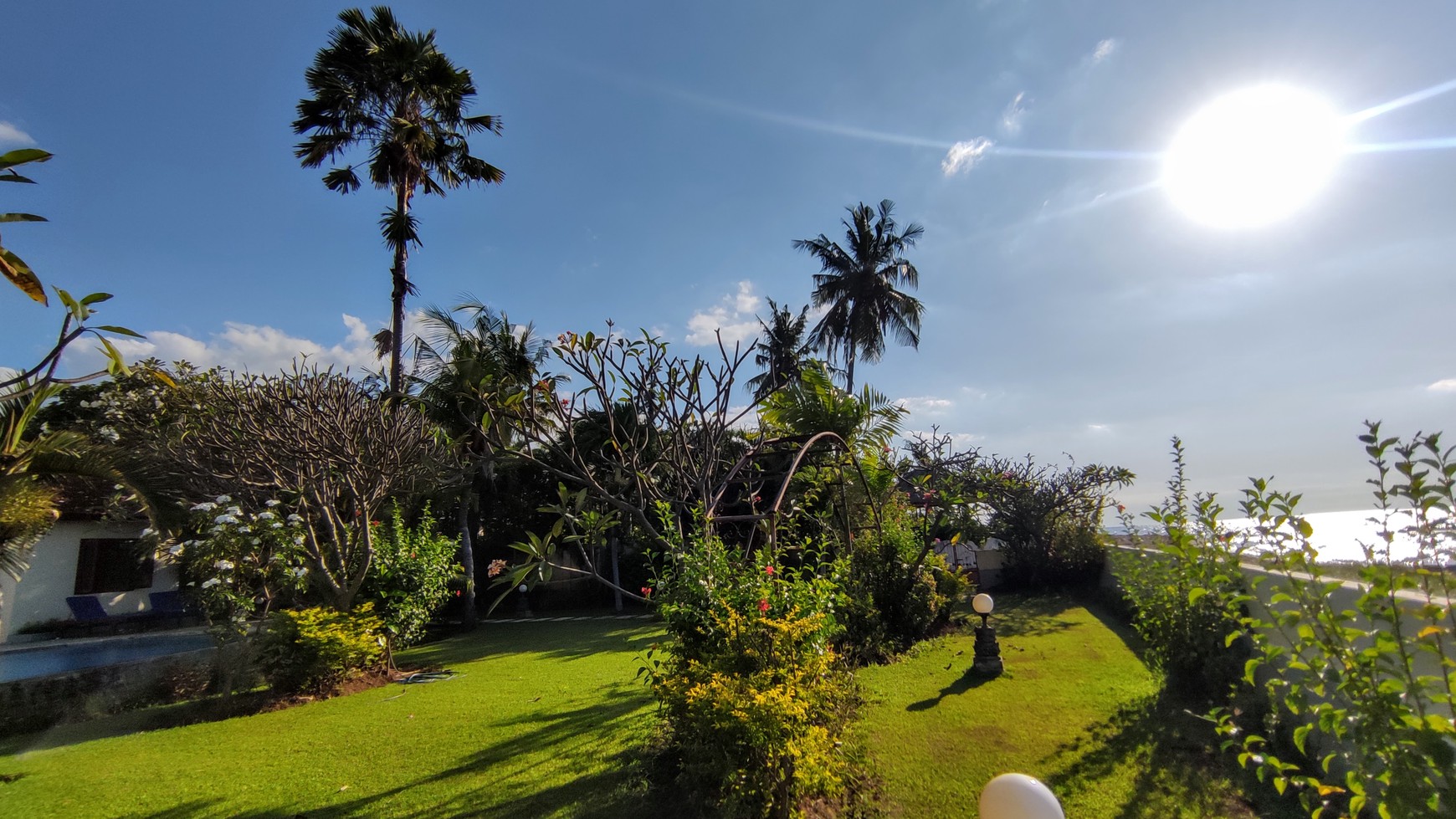 A BEAUTIFUL FULLY FURNISHED VILLA IN AN ESTABLISHED GARDEN WITH ABSOLUTE BEACH FRONTAGE