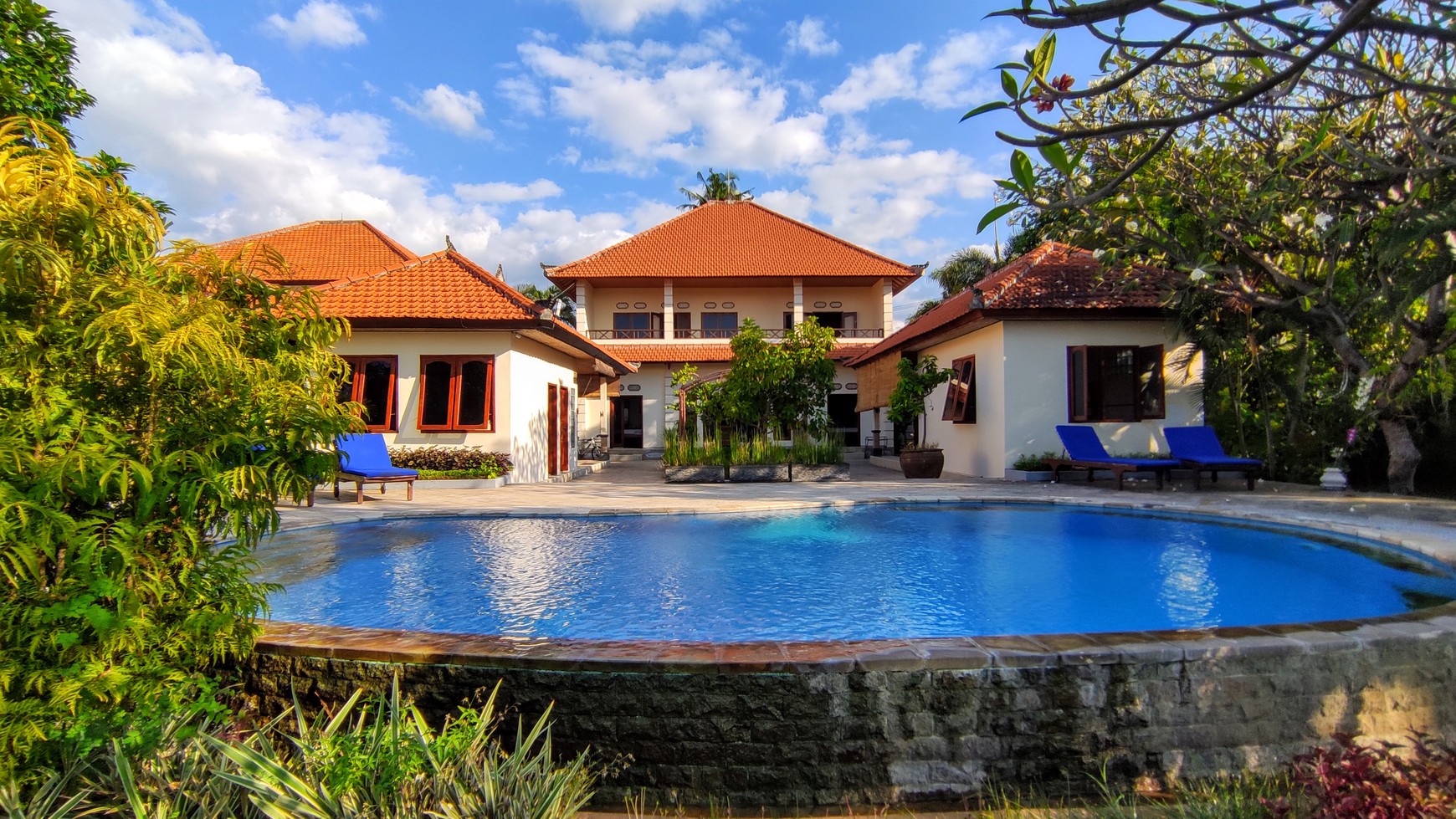 A BEAUTIFUL FULLY FURNISHED VILLA IN AN ESTABLISHED GARDEN WITH ABSOLUTE BEACH FRONTAGE