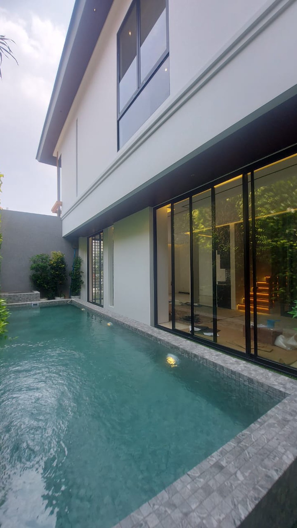 DIJUAL RUMAH MODERN TROPIS @ PONDOK INDAH