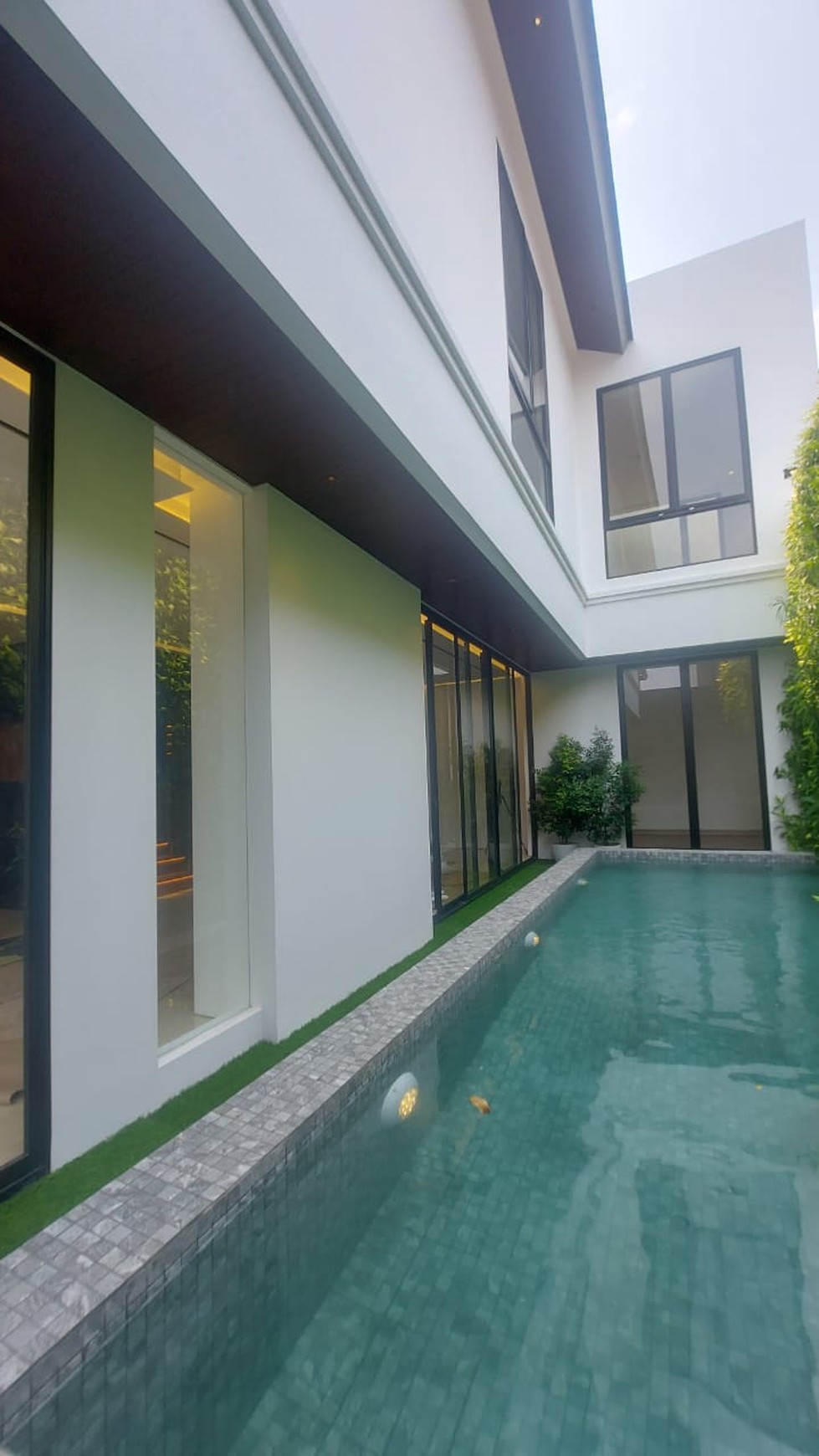 DIJUAL RUMAH MODERN TROPIS @ PONDOK INDAH